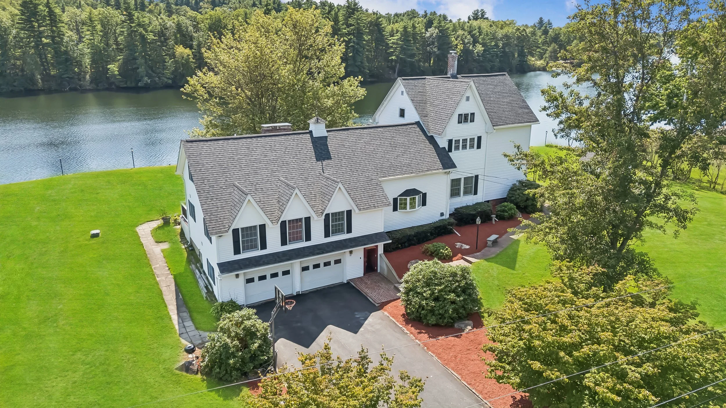 Who Can Make Even Small Homes Look Big in Photos?