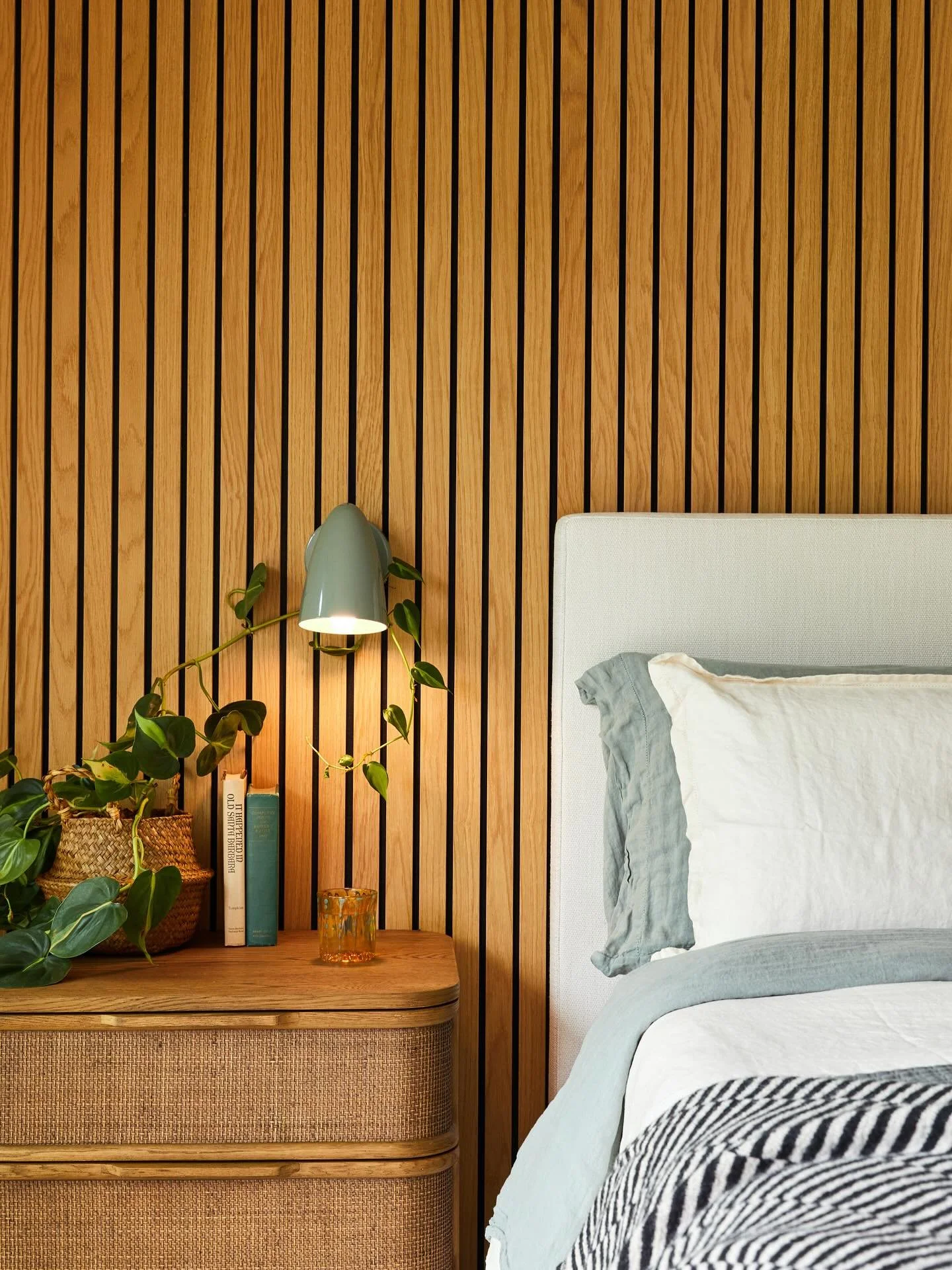 A new wood slat wall &amp; @duttonbrown sconces to add warmth and texture into the space ✨

Design + Build: @kellowconstruction
📸: @leelacyd + @ill_have_what_shes_having