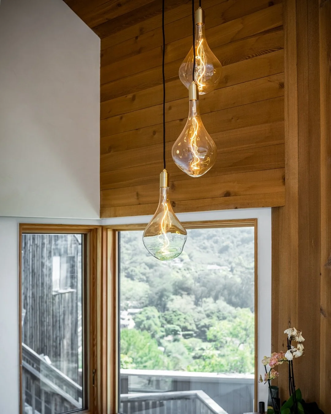 Golden tones and thoughtful forms by @tala.
In collaboration with Tala. This space feels calm, grounded, and complete
#remodeling #santabarbaradesign #santabarbaraarchitecture #homereno 

Photo credits: @pixamundo