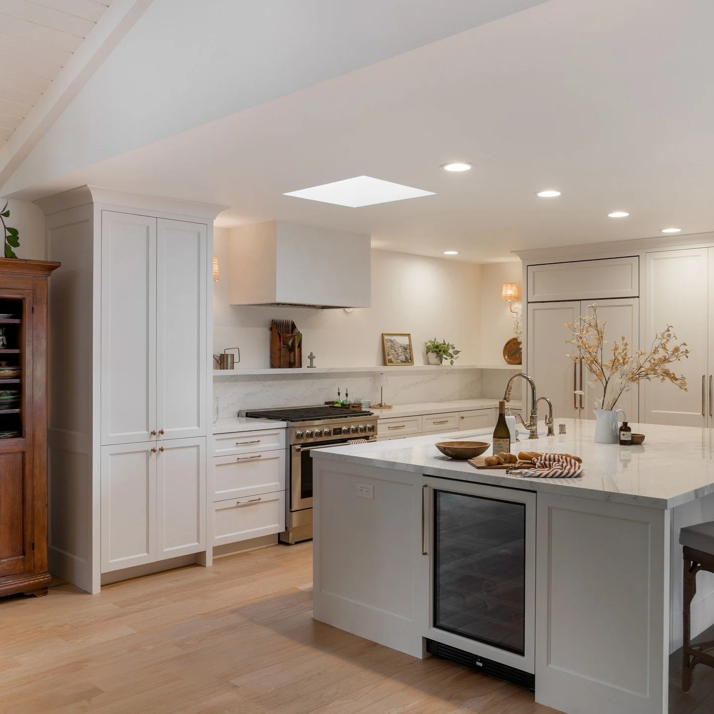 A kitchen and dining space made for holiday parties, coffee and crosswords, monthly mahjong, and cheery everyday living with folks we&rsquo;re lucky to call clients (and friends). 

With a a lot of help from our friends:

Millwork - @valley_woodwork 
