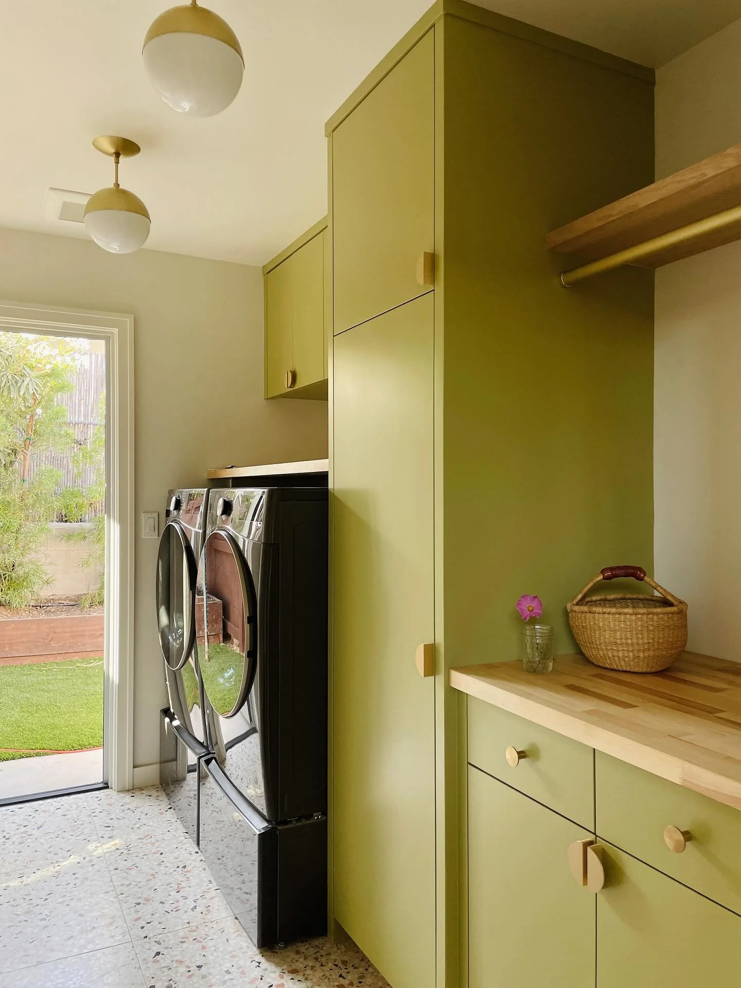 Laundry room but make it cute 🥑 

Design + Build: @kellowconstruction 
Cabinetry: @milesruckercustom 

#laundryroom #remodel #construction #interiordesign