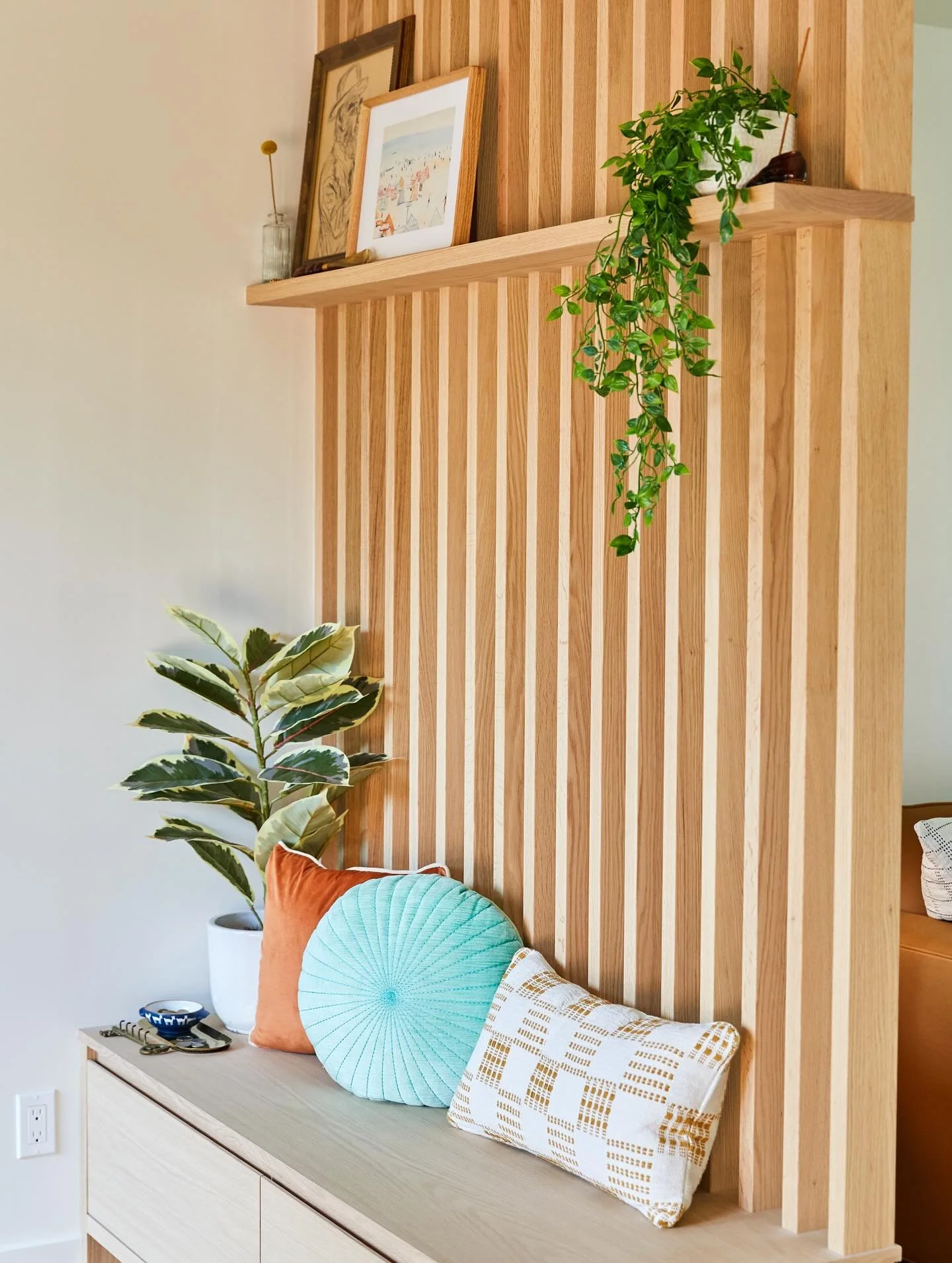 A detail shot of the custom built-in bench + slat wall at our newly completed Vaquero project, separating the entry &amp; living room while letting light shine through ☀️☀️☀️

Design + Build: @kellowconstruction 
Cabinetry: @milesruckercustom 
📸: @l