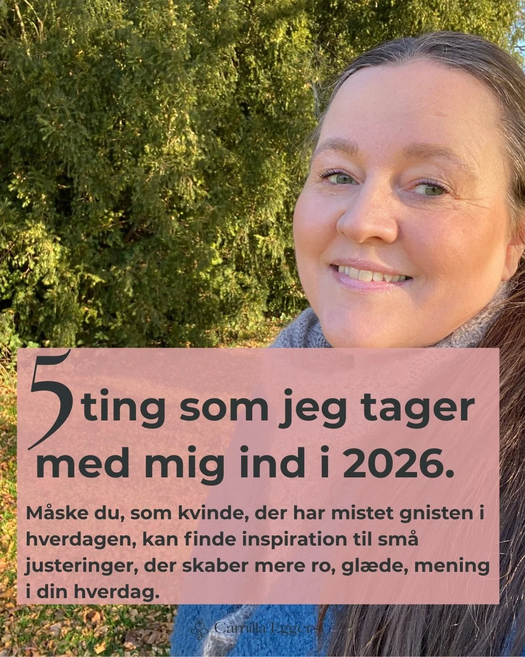 De her 5 ting tager jeg med mig ind i 2026.
Ikke som regler. Ikke som m&aring;l.
&hellip; Men som sm&aring; justeringer, der g&oslash;r en stor forskel i min hverdag 🥰

Jeg har ikke brug for at lave mit liv om.
Jeg har brug for at leve det mere i ta