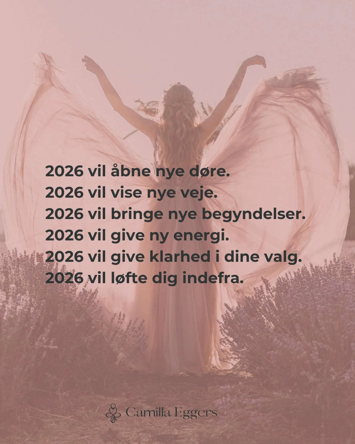 2026 vil &aring;bne nye d&oslash;re.
2026 vil vise nye veje.
2026 vil bringe nye begyndelser.
2026 vil give ny energi.
2026 vil give klarhed i dine valg.
2026 vil l&oslash;fte dig indefra.

Jeg elsker tanken om, at vi ogs&aring; kan l&oslash;fte hina