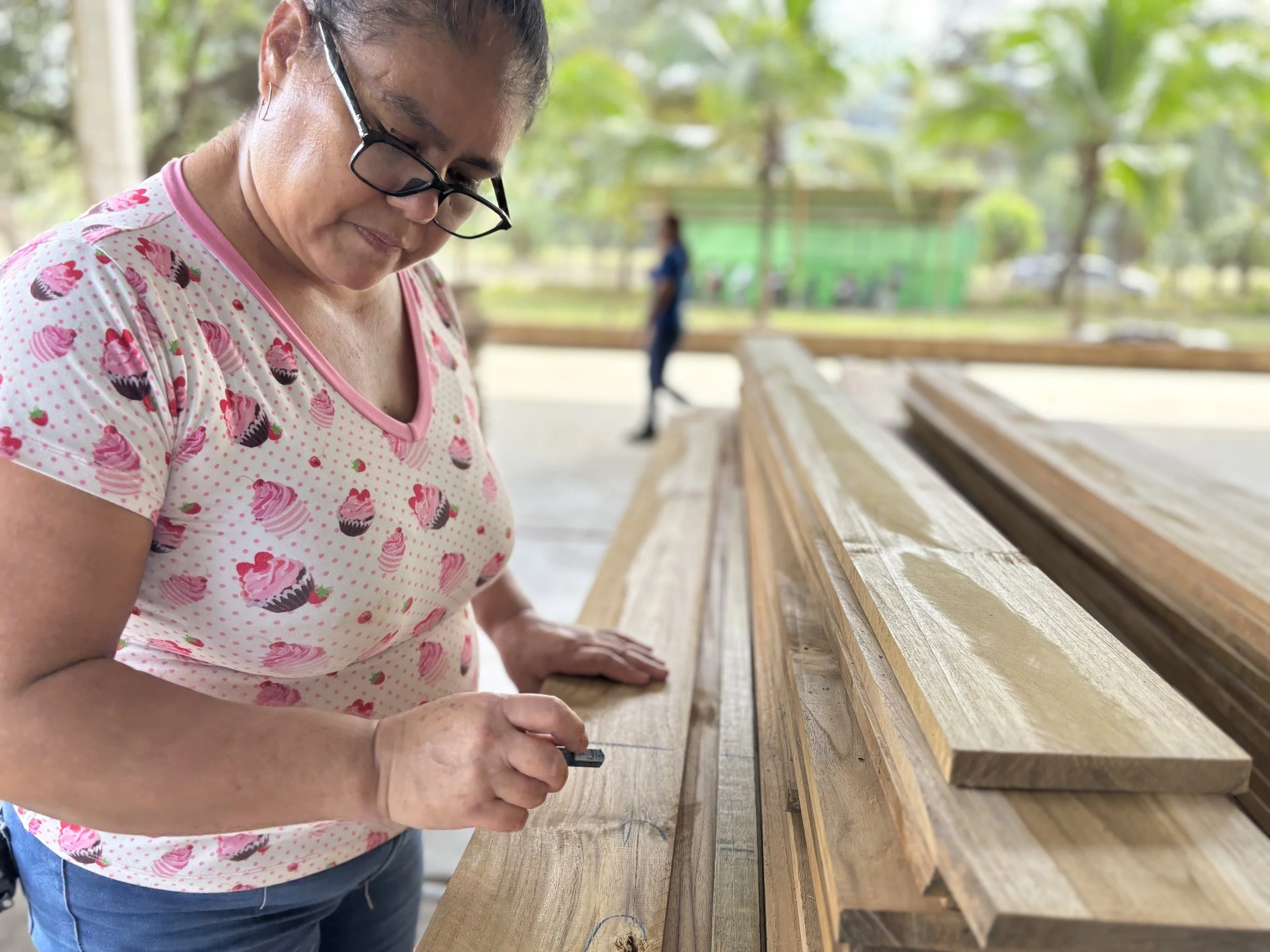 Marcando madera para piso woodpecker