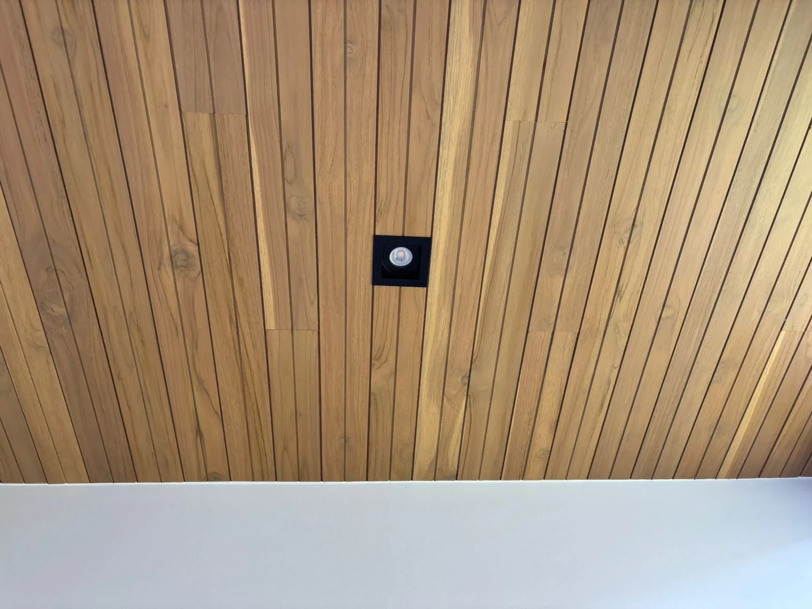 Cielo de teca acabado barniz UV cantera Woodpecker