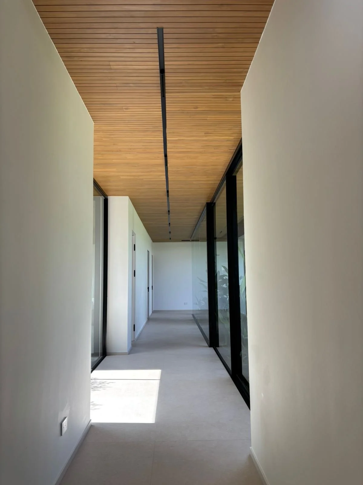 Cielo de teca acabado barniz UV crema Woodpecker