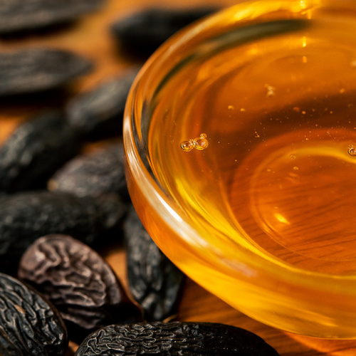 Spiced Honey and Tonka: Indulge in the rich warmth of Spiced Honey & Tonka, a fragrance that perfectly balances sweet and sophisticated. Drizzles of golden honey blend with aromatic spices to create a welcoming glow, while creamy tonka bean adds dept
