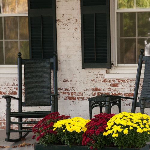Welcome Home:There's nothing quite like walking through the door and being greeted by the feeling of home. Welcome Home captures that cherished experience with a cozy blend of warm spices, baked sweetness, and soft woods. Inviting and comforting, thi