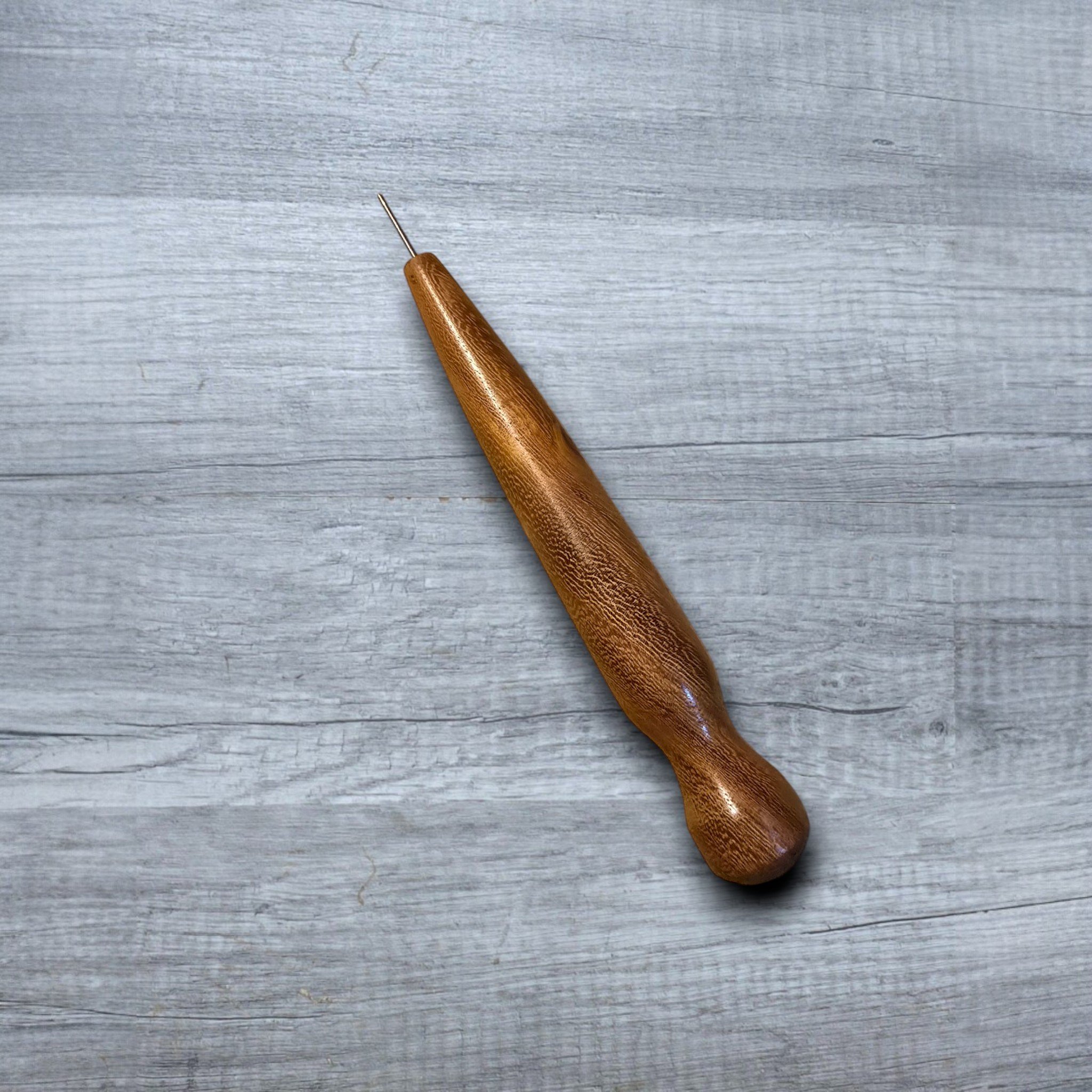 cable key walnut 4-Photoroom.jpg