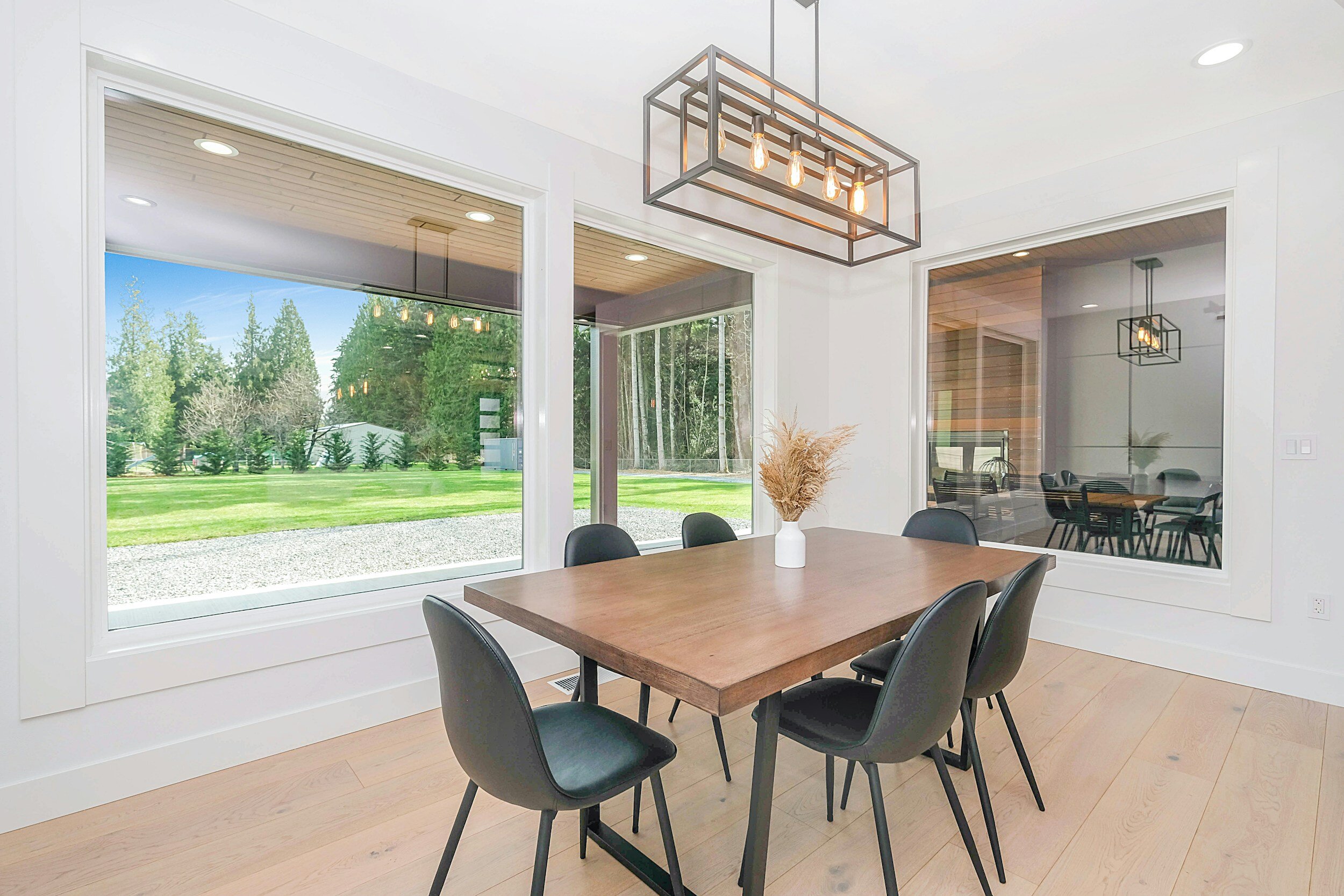 dining room, bay windows, staged home, staged kitchen
