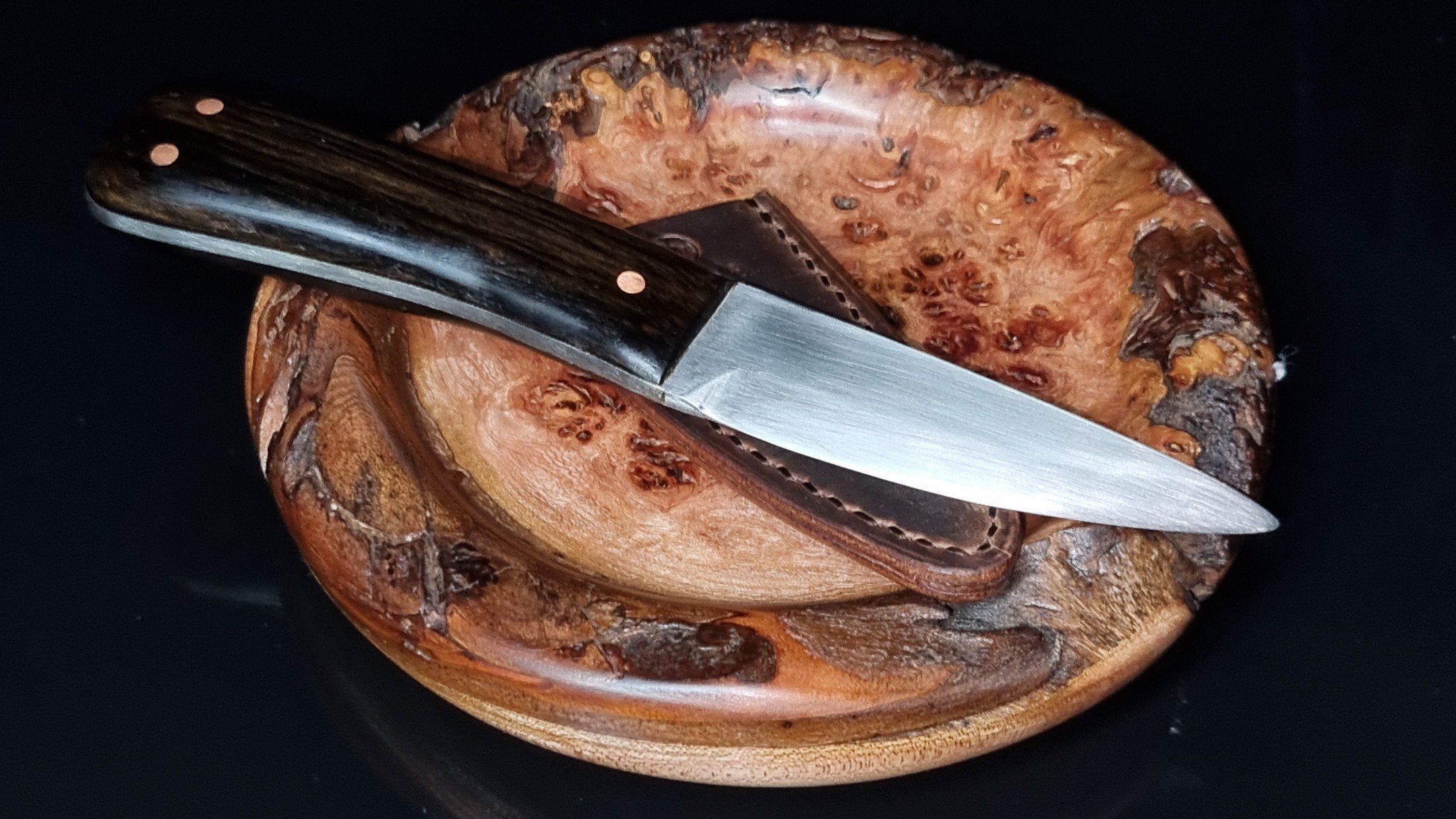 When you're in need of a sgian-dubh, and your favourite blacksmith is away... have a crack at making your own! Lessons were learned, but this was a fun project. Thanks to @phillxiii of Lochside Leather for the sheath!
9cm stainless blade, ebony han