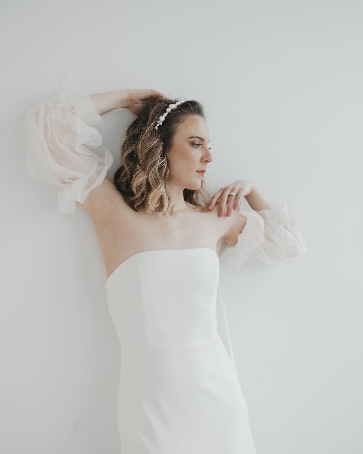 we're completely in love with this entire set 🤍⠀
⠀
⠀
⠀
⠀
⁣Photography @saigeashtonphotography⠀
Studio: @studiobohemecalgary⠀
⠀
Dress @lovenotebride &amp; @aeslingbride dress ⠀
Gallery @studiobohemecalgary ⠀
Lighting @coven.creative ⠀
HMUA @barebeaut