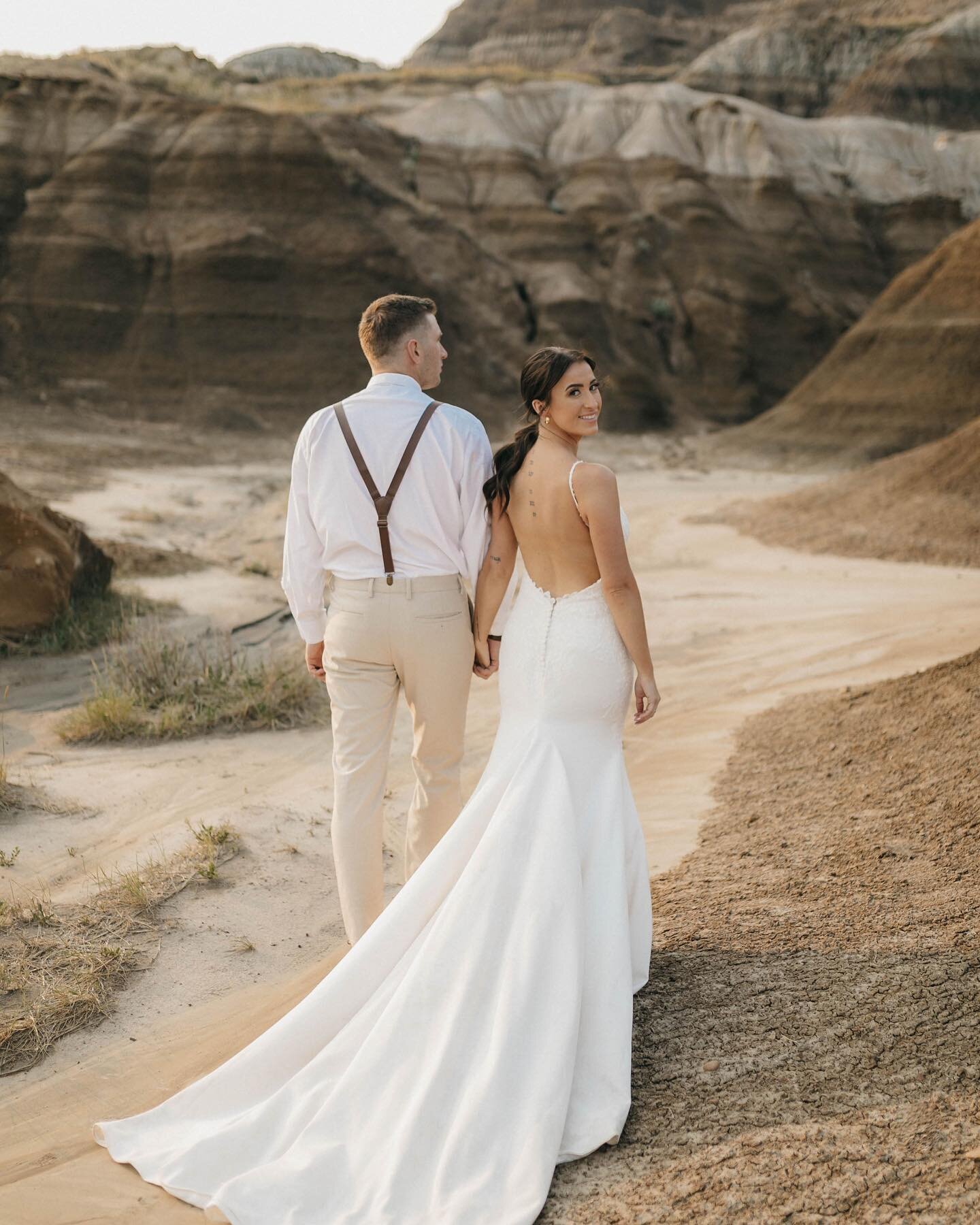 The dreamiest little wedding ceremony in the heart of the badlands. H + K chose an intimate ceremony with their closest family, followed by a sweetheart table picnic. We ran around the sands of the desert during golden hour as they drank champagne fr