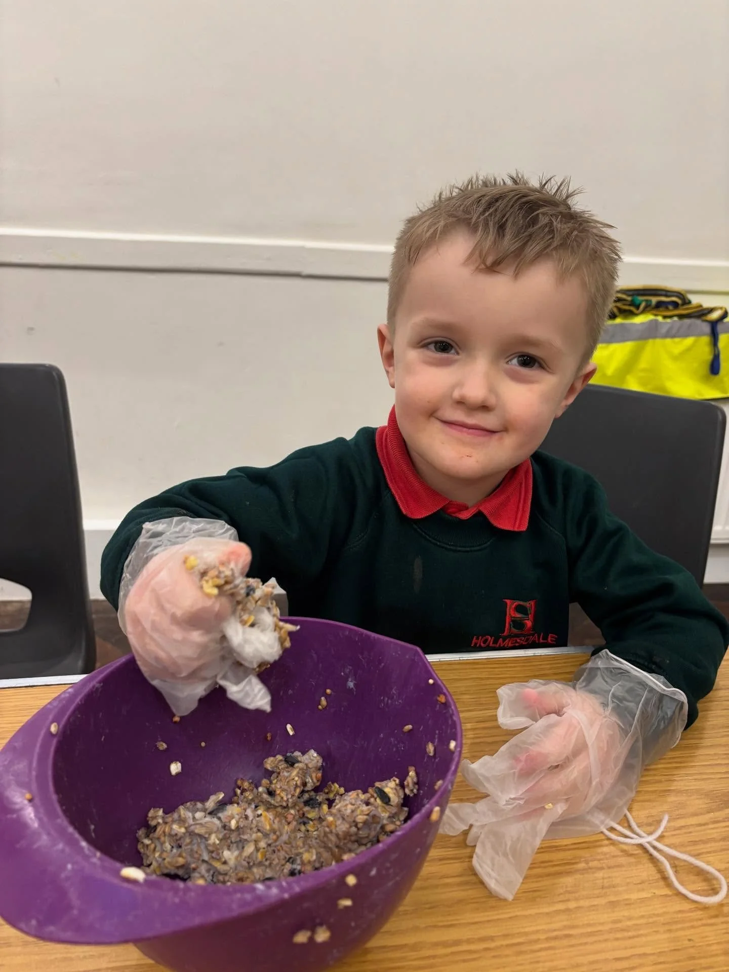 ⭐️St Philip&rsquo;s⭐️
Today at St Phillips we have made bird feeders! The children got stuck into this activity and loved creating food for local wildlife! 🦆🦜🐓🦩🐦&zwj;⬛🪿