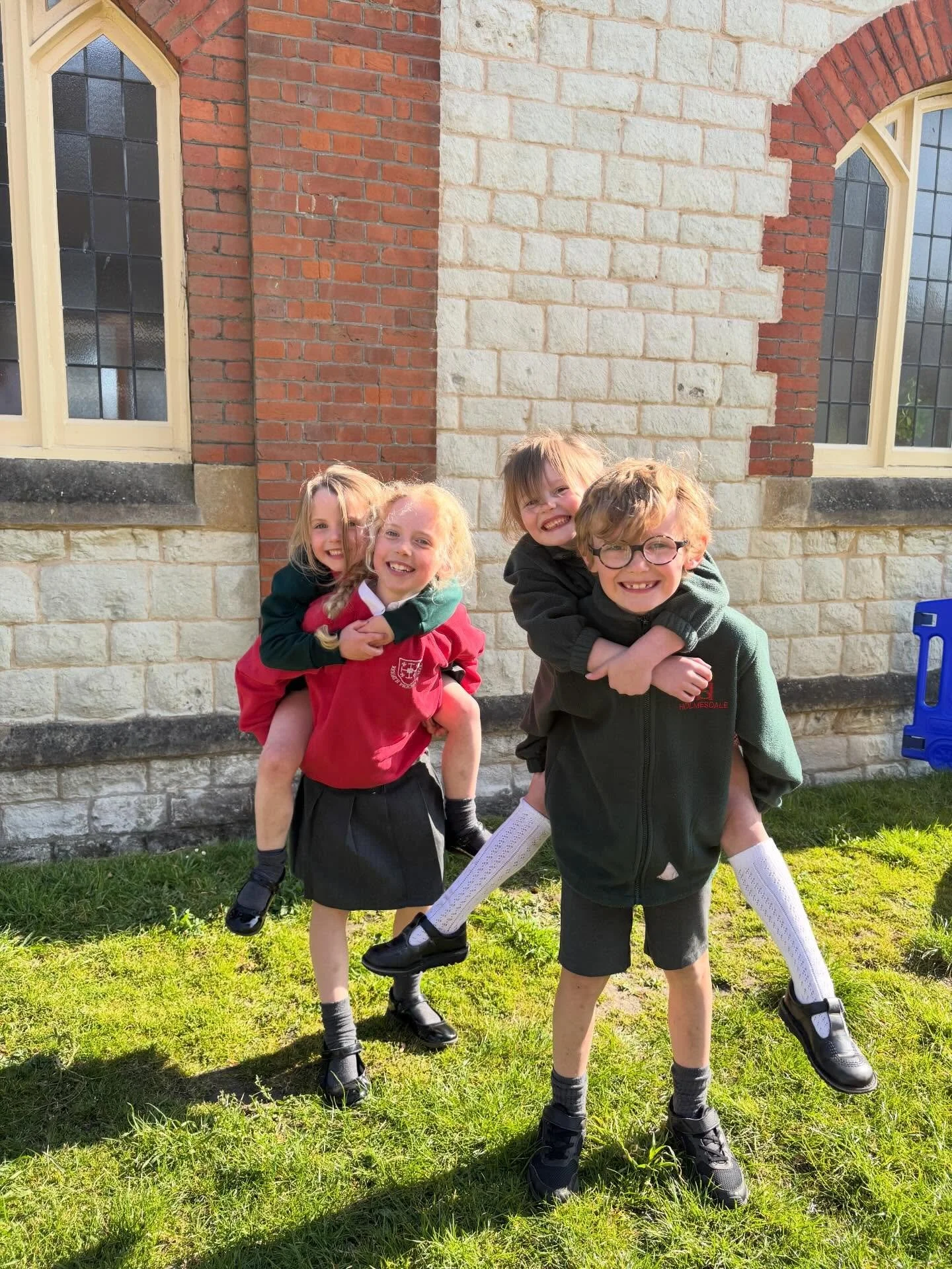 ☀️St Phillips☀️
This week at St Phillips we have been enjoying the sun in the garden! The children have loved playing with their friends, riding bikes and skipping! 😎🌞🚲🛴🌸