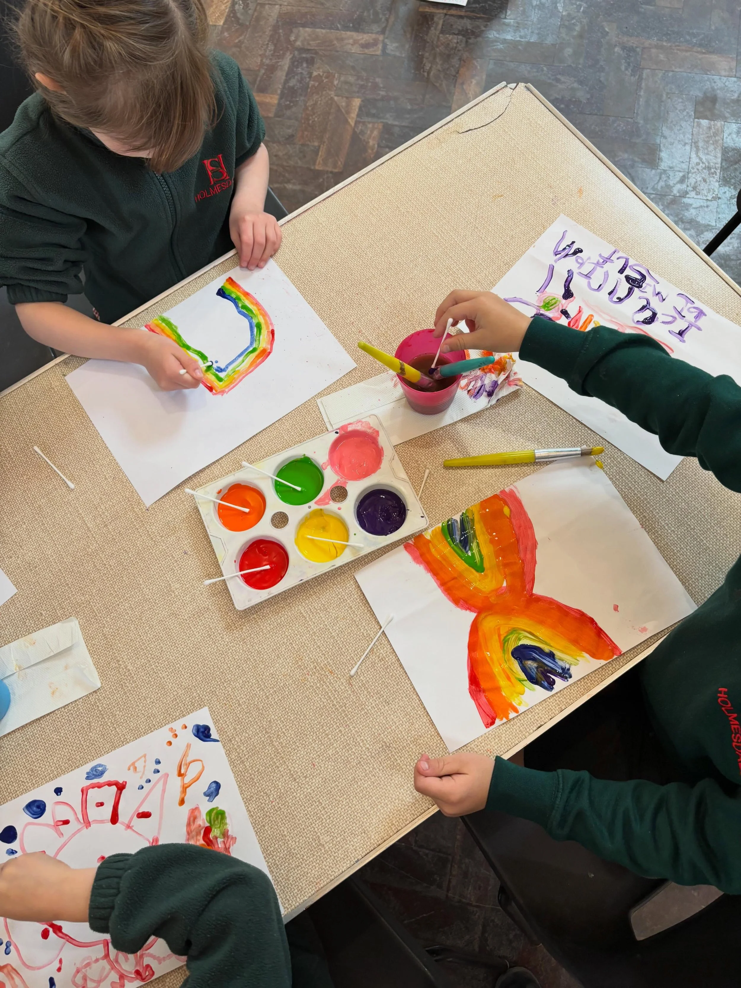 🎨Recently at St Philip&rsquo;s🎨
We&rsquo;ve been exploring paint using cotton buds! The children really enjoyed dipping the cotton buds into paint, creating different patterns and colours!
We&rsquo;ve also made bird feeders! We loved getting messy 