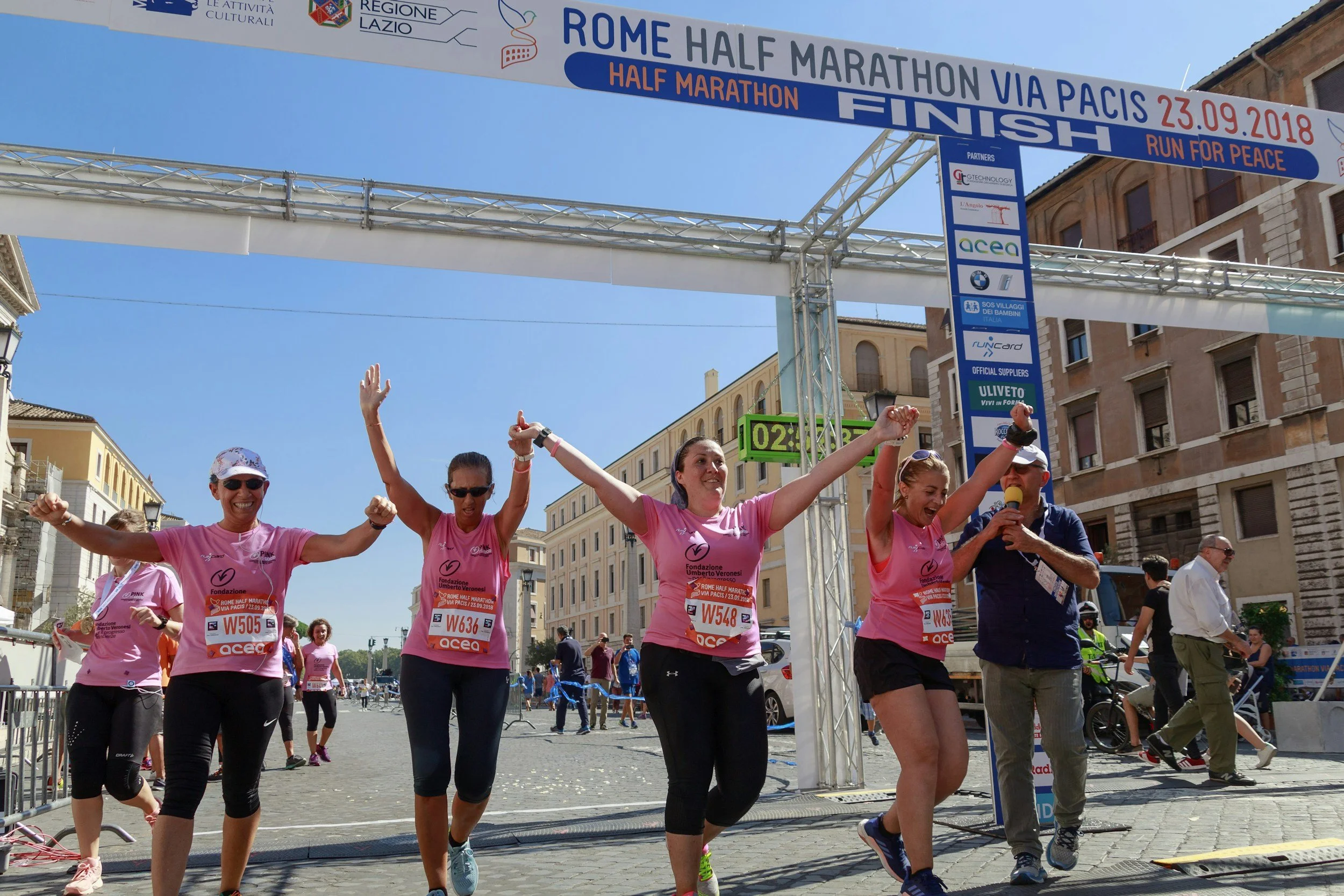Women running by @peterboccia