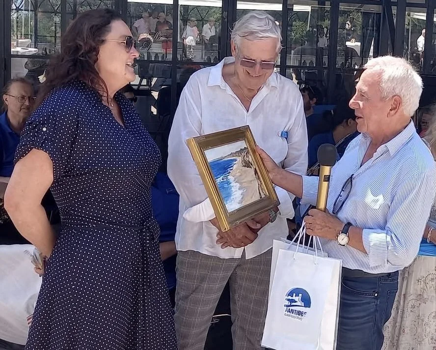 PRESENTATION OF NB PAINTING TO ANTIBES MAYOR.jpg