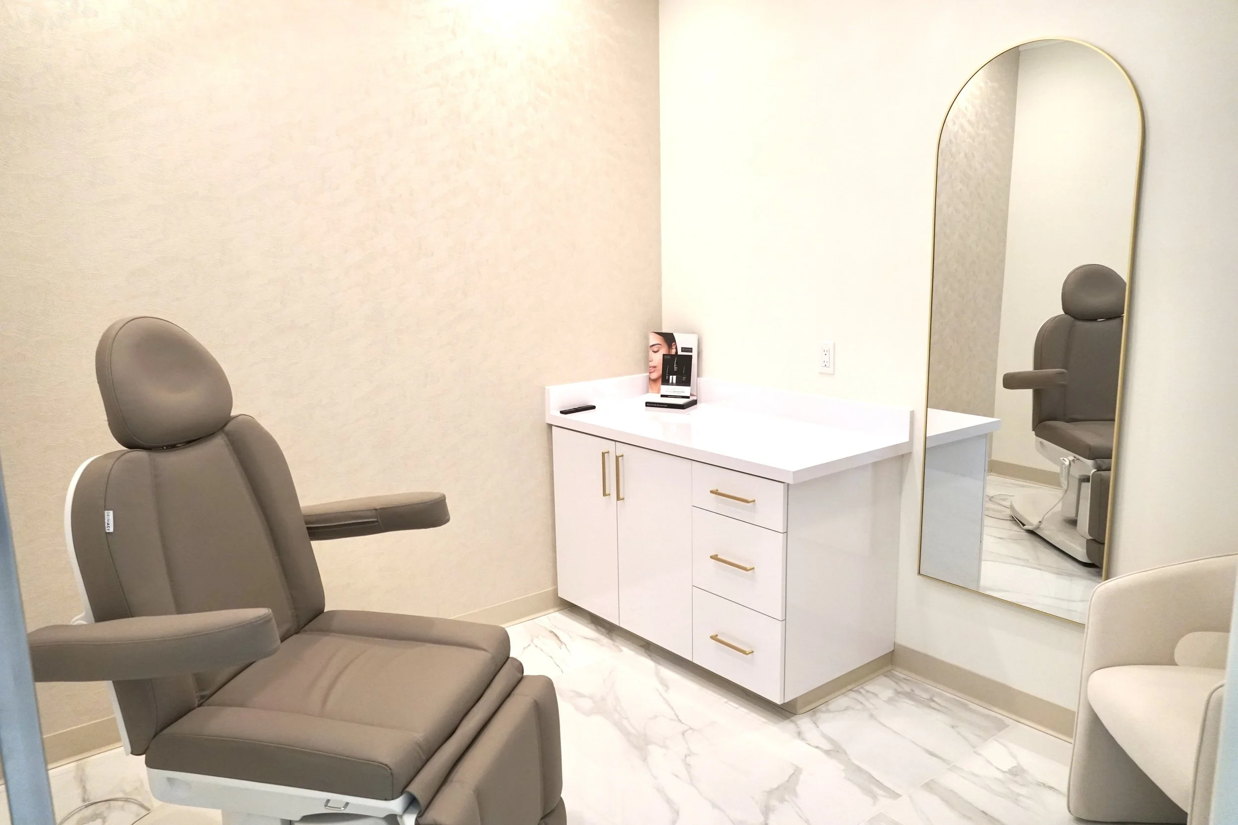 Richland Aesthetics Newport Beach Treatment Room 1.jpeg