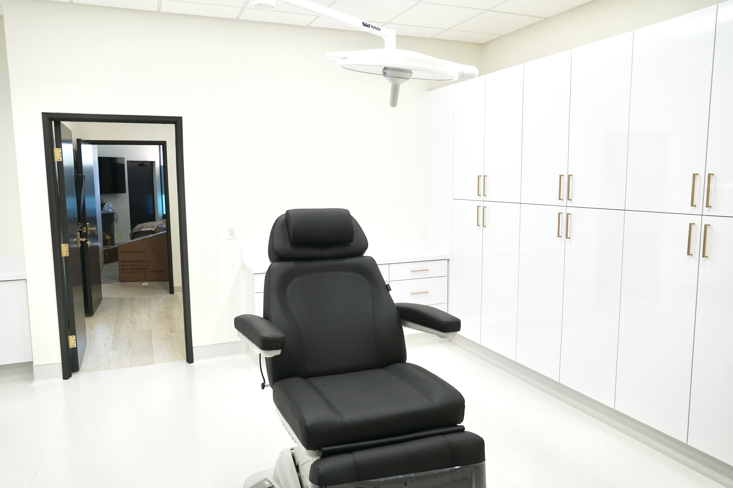 Richland Aesthetics Newport Beach Treatment Room 2.jpeg