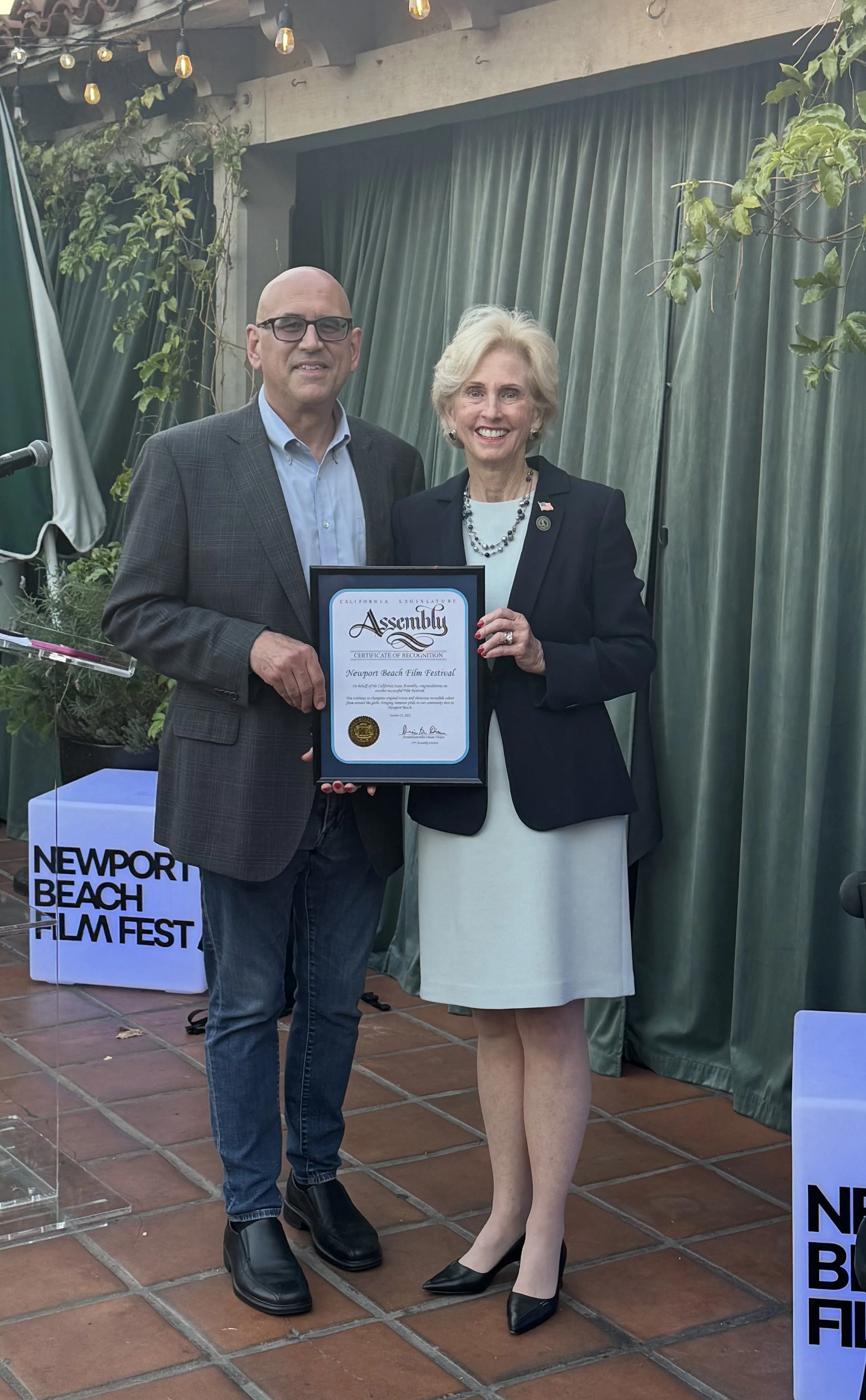 GREG SCHWENK RECEIVES AWARD FROM DIANE DIXON.jpg