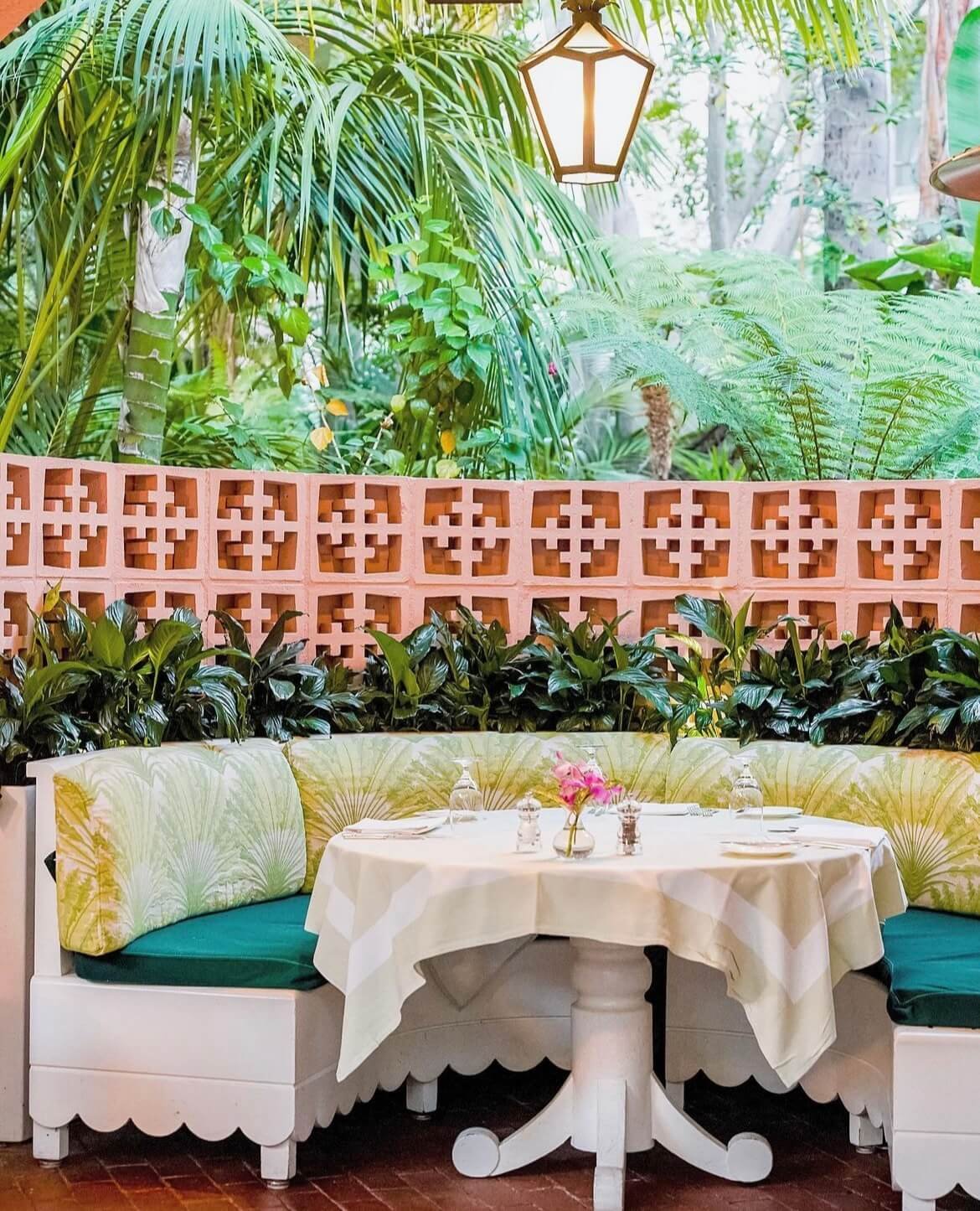 PoloLounge3-Restaurant-Bar-BeverlyHills-California-Opulist.jpg