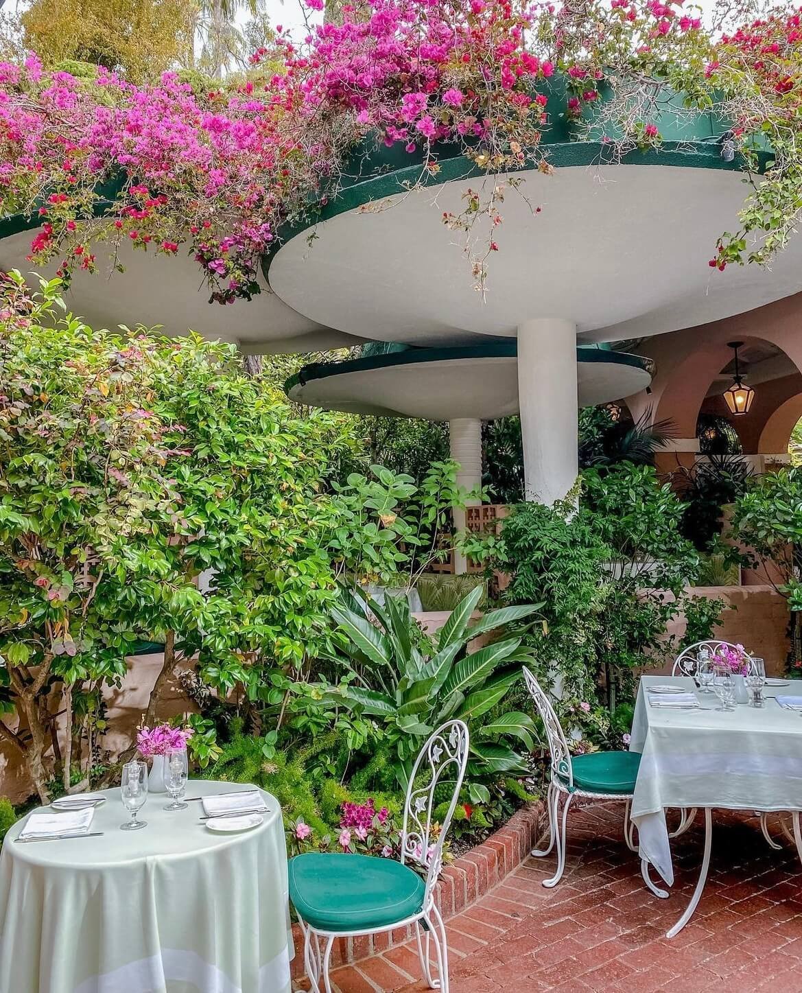 PoloLounge4-Restaurant-Bar-BeverlyHills-California-Opulist.jpg
