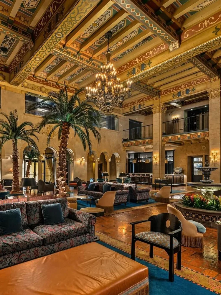 The Lobby Cocktail Lounge & Kitchen: Unwind in Style