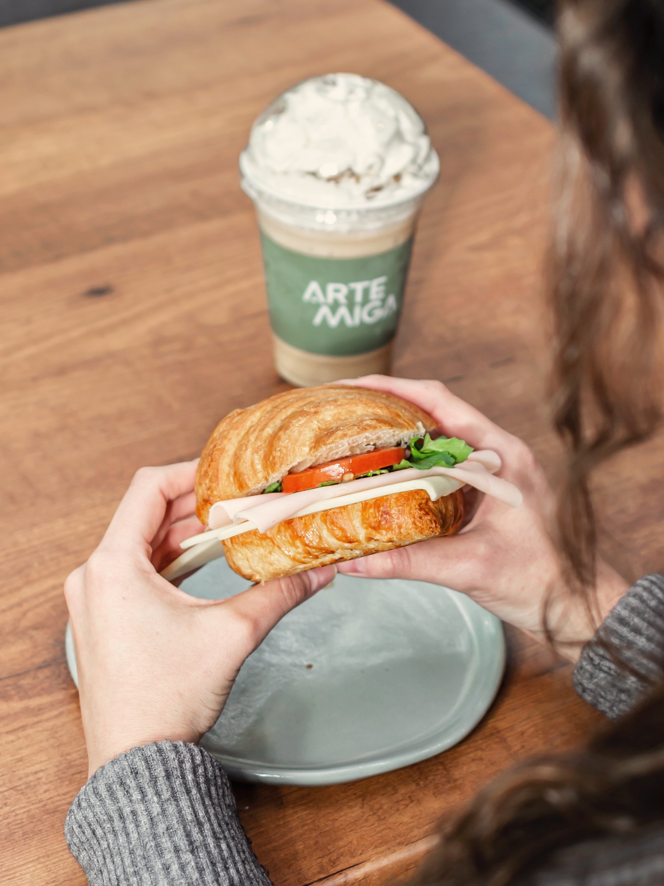Croissant de pechuga de pavo y queso gruyere