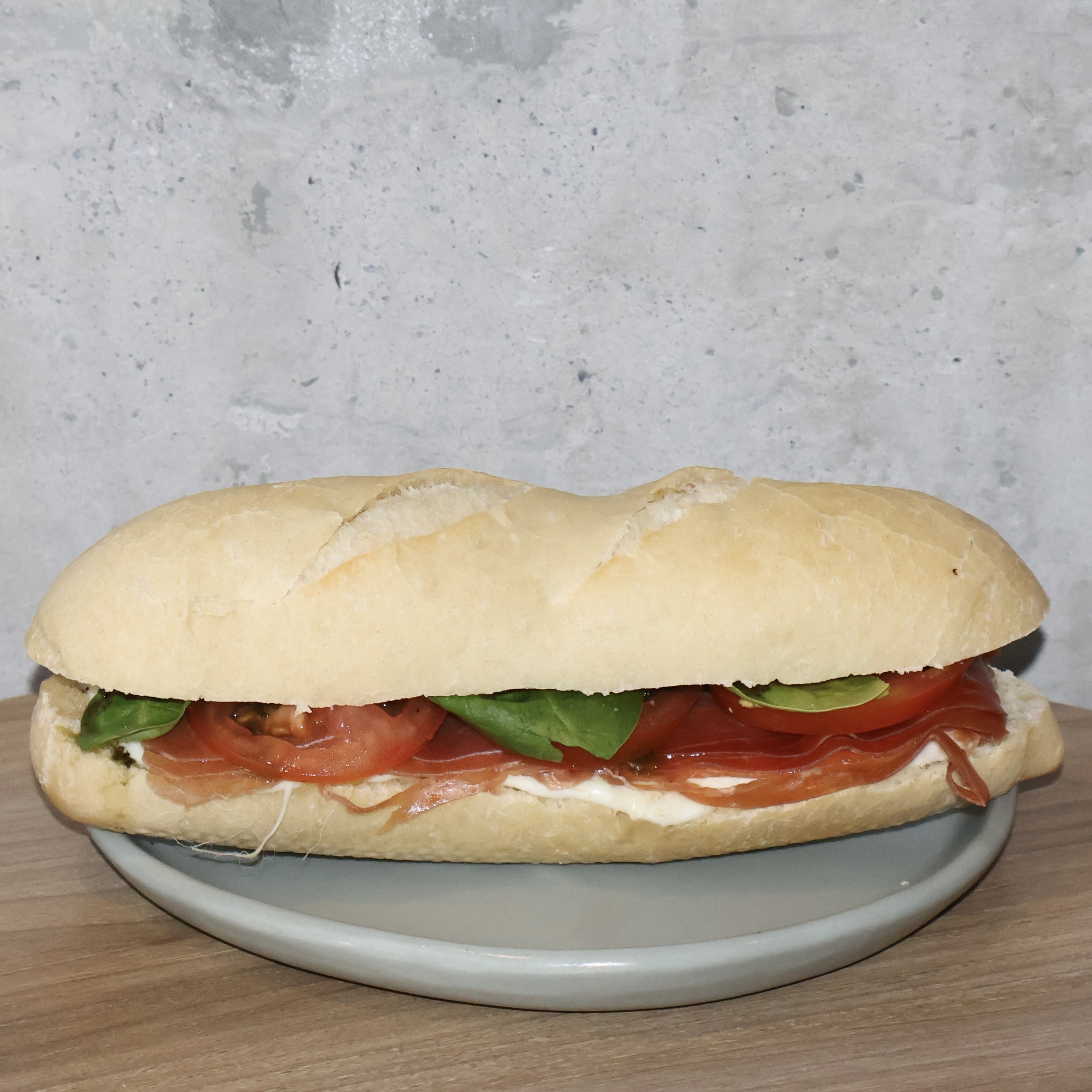 BAGUETTE SERRANO Y MOZZARELLA.JPG