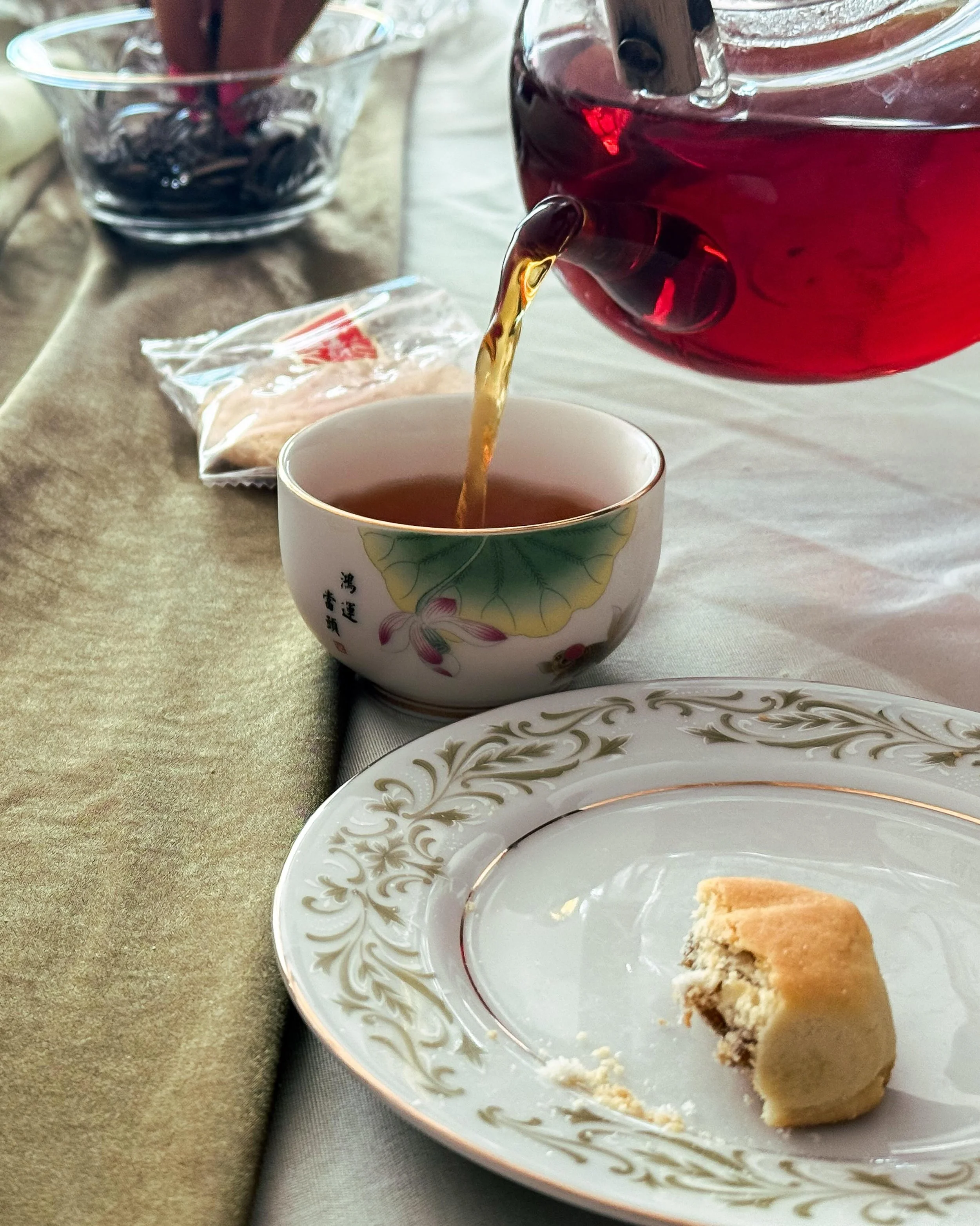 Communion.

The act of sharing tea takes upon its own rhythm, always leading back to present awareness, with oneself and others, into this moment and the next.

I had the pleasure of sharing tea with @originstea.co and friends of good company and cha