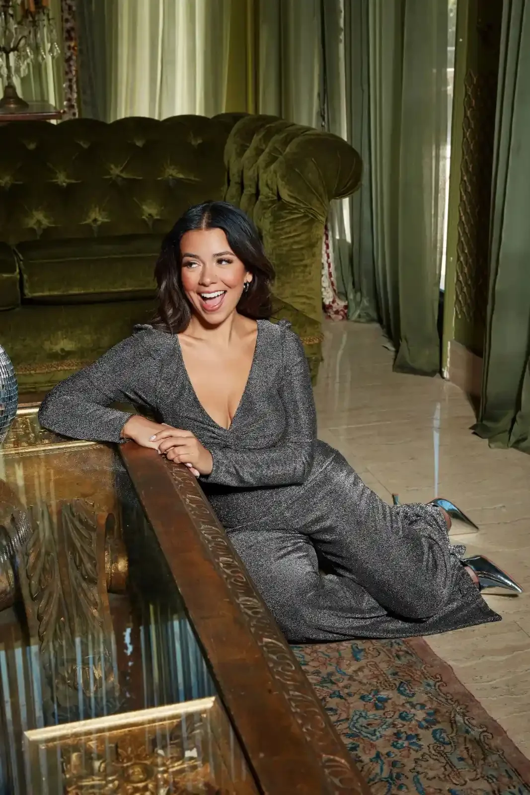 woman with good fashion sitting on floor