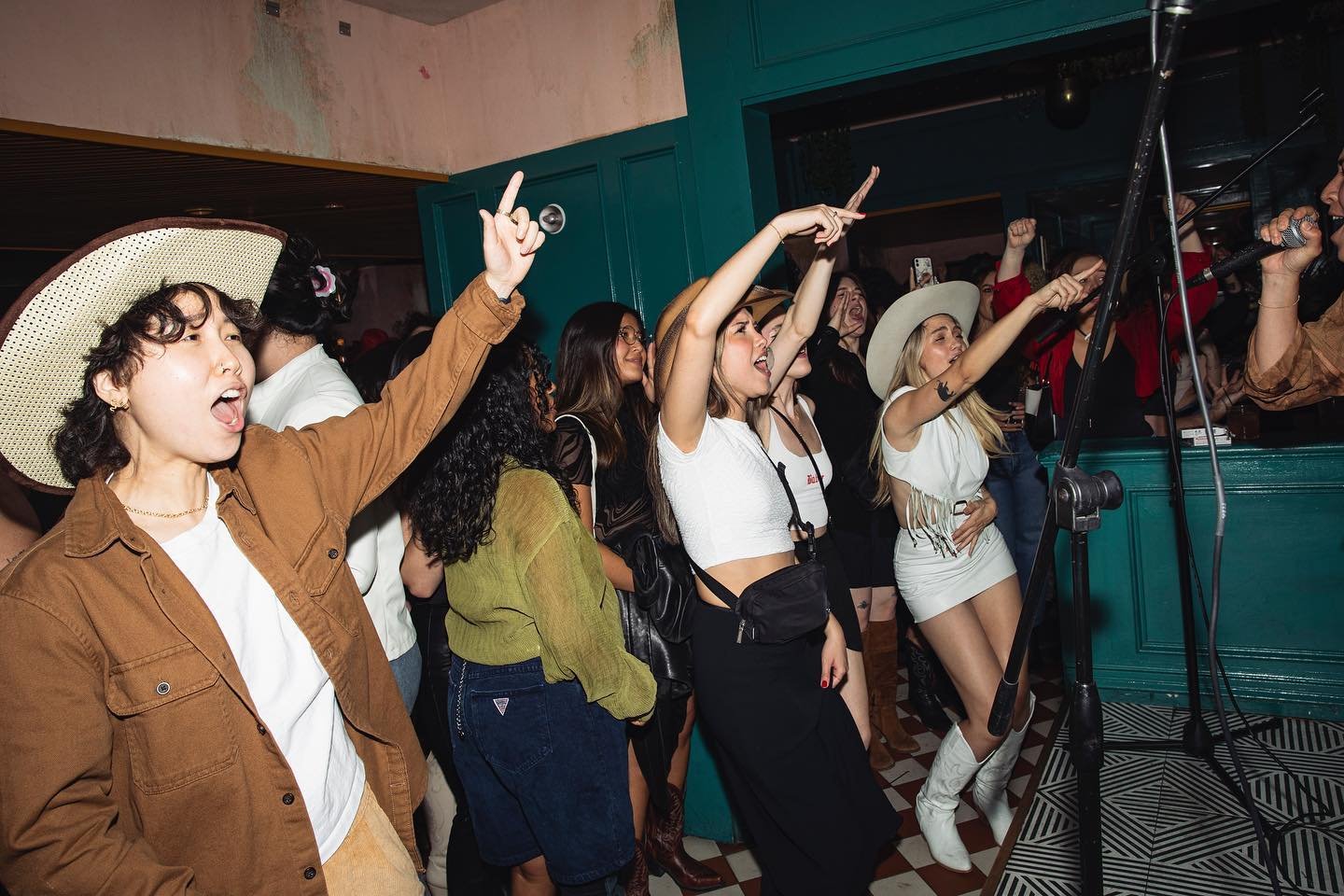 ₊⊹⁀➴ nvr seen this many queers in cowboy🤠hats in one gay ass space💕thank you to everyone who came out to sing and dance at our first country karaoke &amp; dance night!

➻❥ special thanks to our karaoke host @rivkah.reyes 
and our dj extraordinaire 