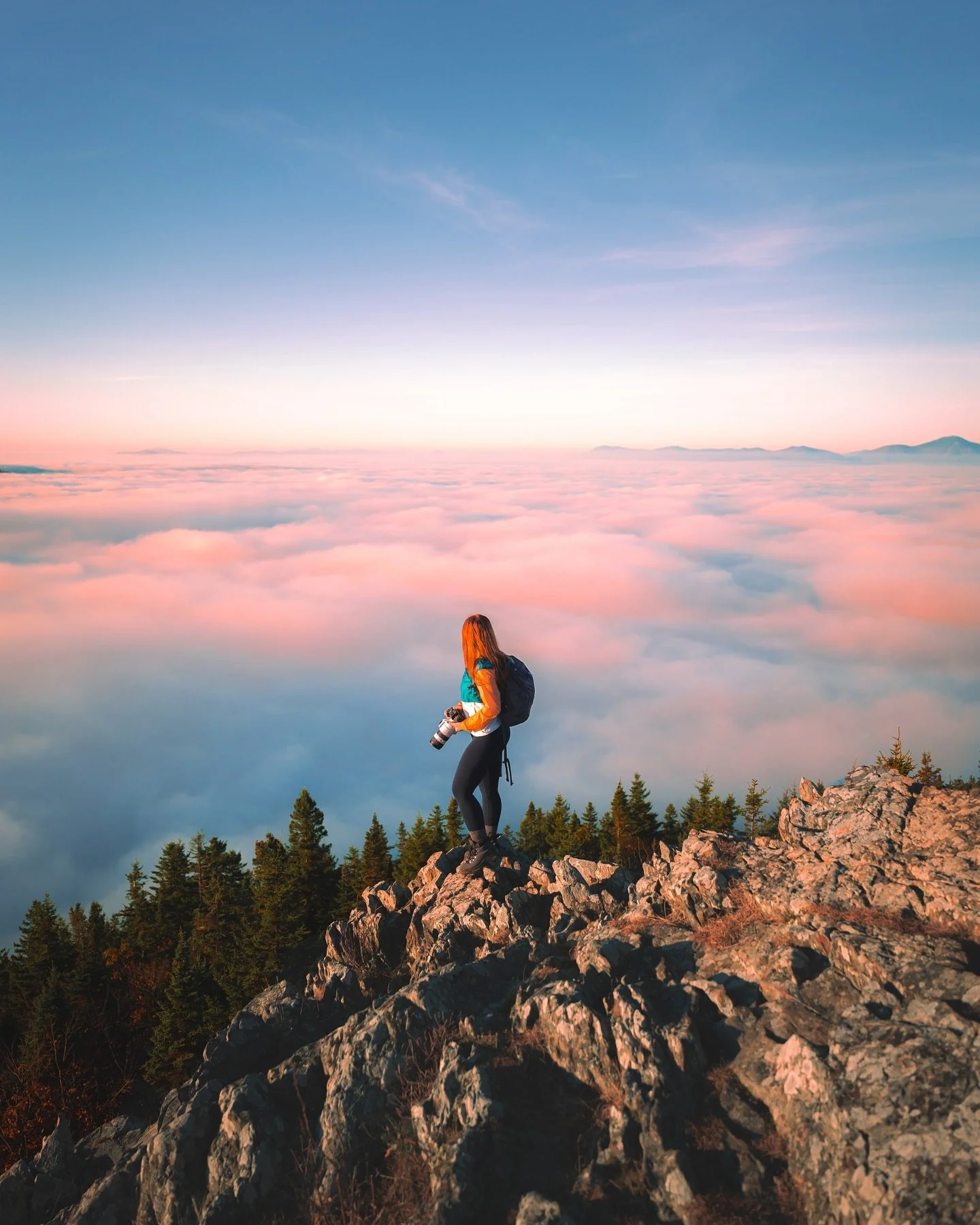 Above the clouds 🏔️⛅️ I never thought I&rsquo;d experience a cloud inversion right here in Qu&eacute;bec! We set out to hike Mont Owl&rsquo;s Head for sunrise to see the fall colours and to our surprise we got the most magical conditions 🥹✨

Have y