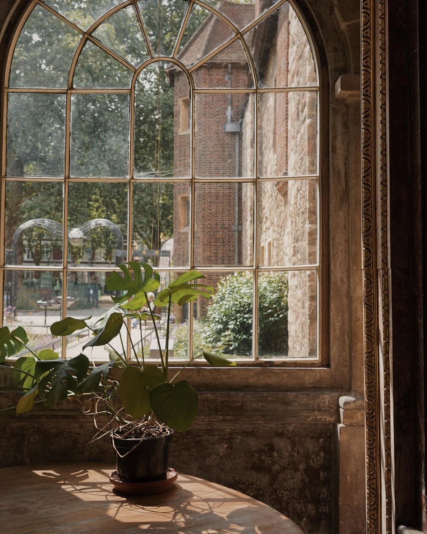 I used the very thoughtfully curated Clerkenwell neighborhood guide from @therookeryhotel to decide where to spend the few spare hours we had to explore near the hotel. Here&rsquo;s what I saw and loved and took pics of: 🤍

🌿The Charterhouse: an an