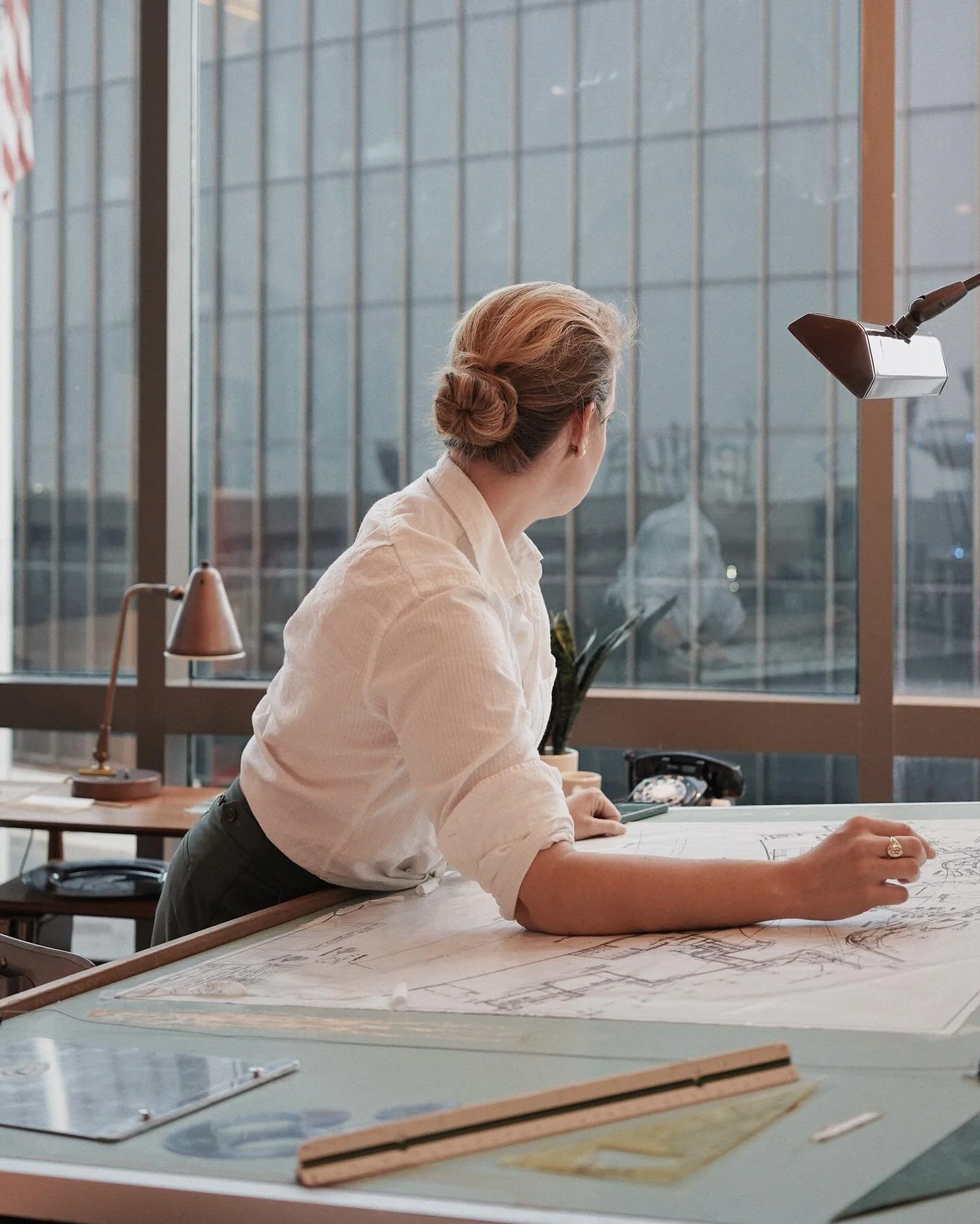 Can we expand the Mad Men universe cause I would absolutely kill to see a show set at an architecture firm in the late 60s. This is a recreation of the TWA Terminal architect Eero Saarinen&rsquo;s desk inside @twahotel 📍(which is a stunning work of 