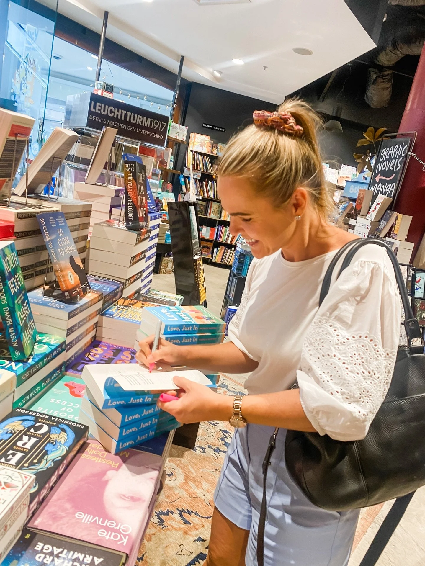 It's Love Your Bookshop Day, and I'm sending a giant bear hug from across the seas to my beautiful local bookstores @macleansbooks, @bettylovesbooks_bookshop, and @harryhartog.hunternewcastle. They have been so supportive of my kissing books, and few