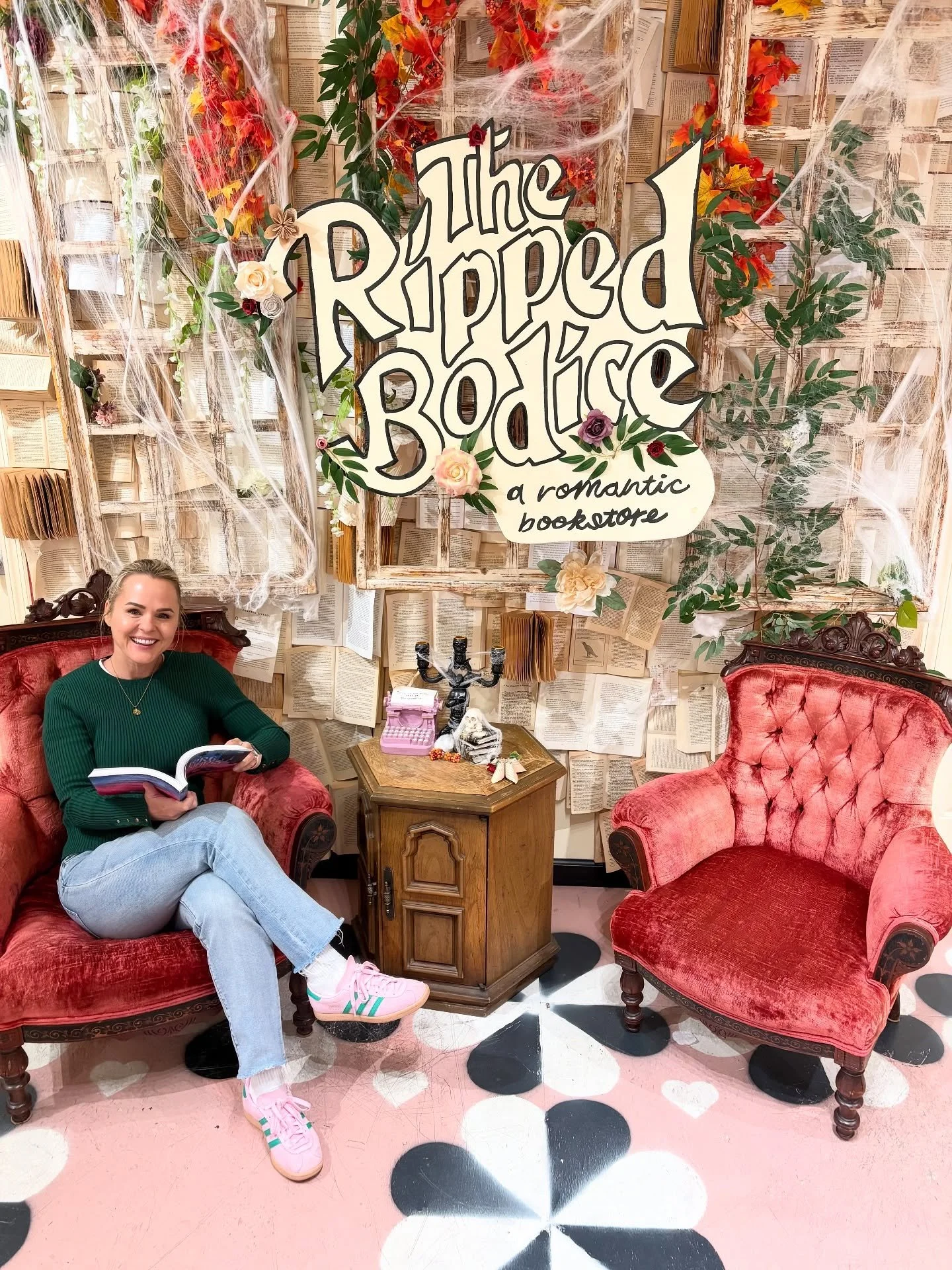 Some come to New York for the Statue of Liberty, others come for @therippedbodice. 😍💕
Of course, I could not make a visit to the Big Apple without a pit stop at this iconic romance bookstore. My natural habitat also happened to be located just a s