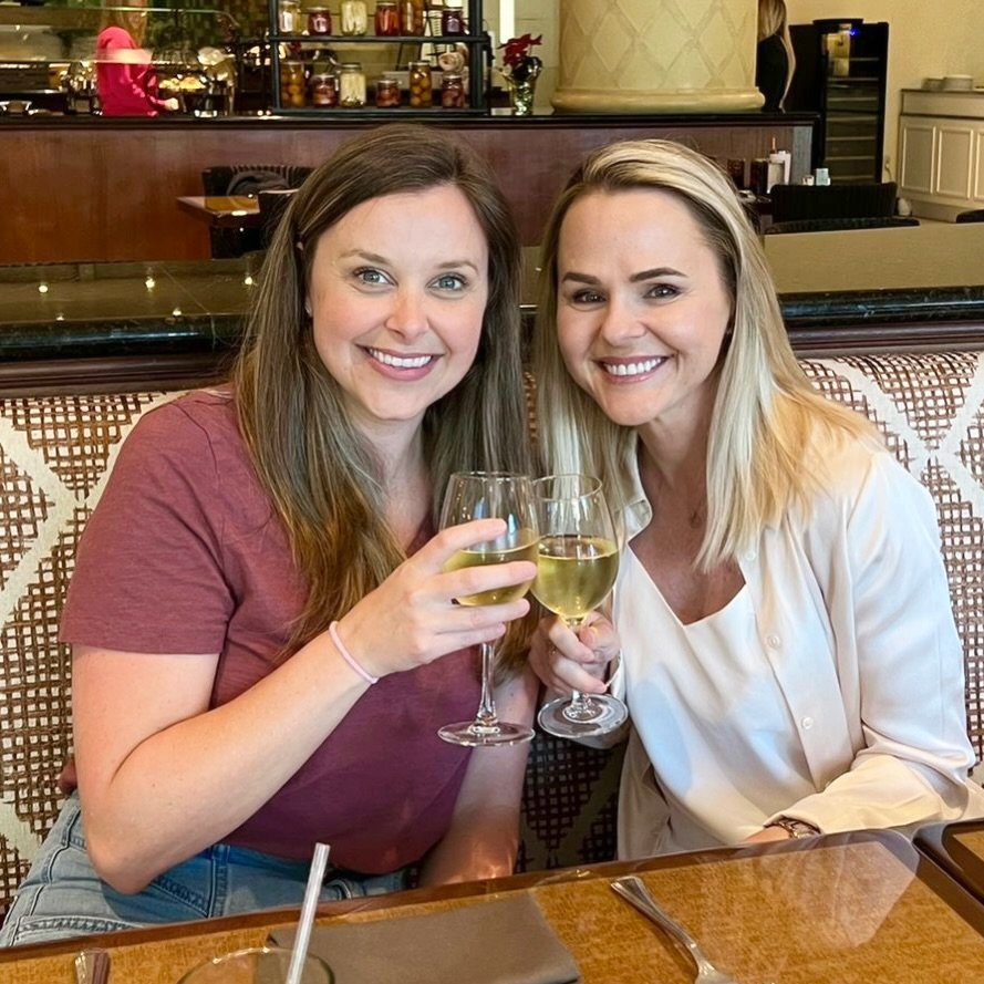 Happy birthday (from the future 🔮) to my favourite, @authorjennyhickman! My gift to you is finally getting my chapters done for our next book. 😂 Love you long time, my friend! This photo was taken an unacceptable amount of time ago. 🙅🏼&zwj;♀️💕

