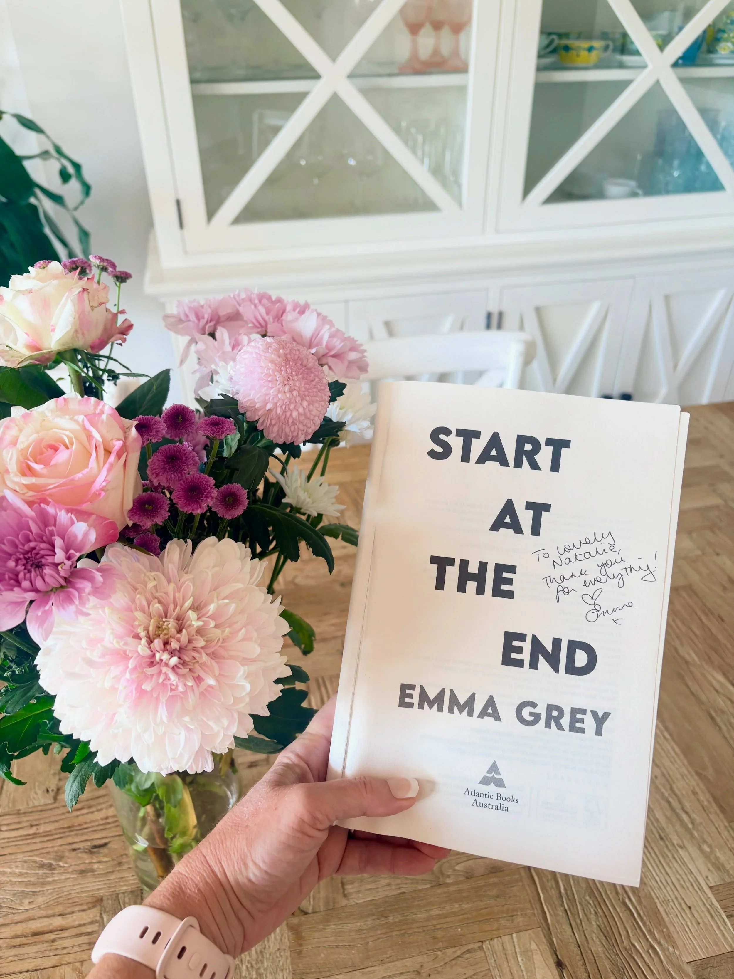 Beautiful blooms from @emmagreyauthor, perfectly matched with her equally gorgeous book 📖🌸

I had the absolute pleasure of interviewing Emma last week at @newcastlelibraries' Wallsend Library to welcome her newest story into the world, START AT THE