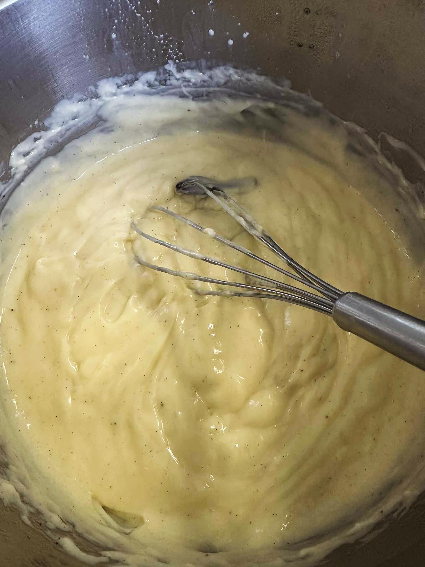 Visste ni att all v&aring;ran vaniljkr&auml;m kokas av Jesper med &auml;kta vaniljst&aring;ng. 😍 Det &auml;r ren lyx tycker vi! 🍰