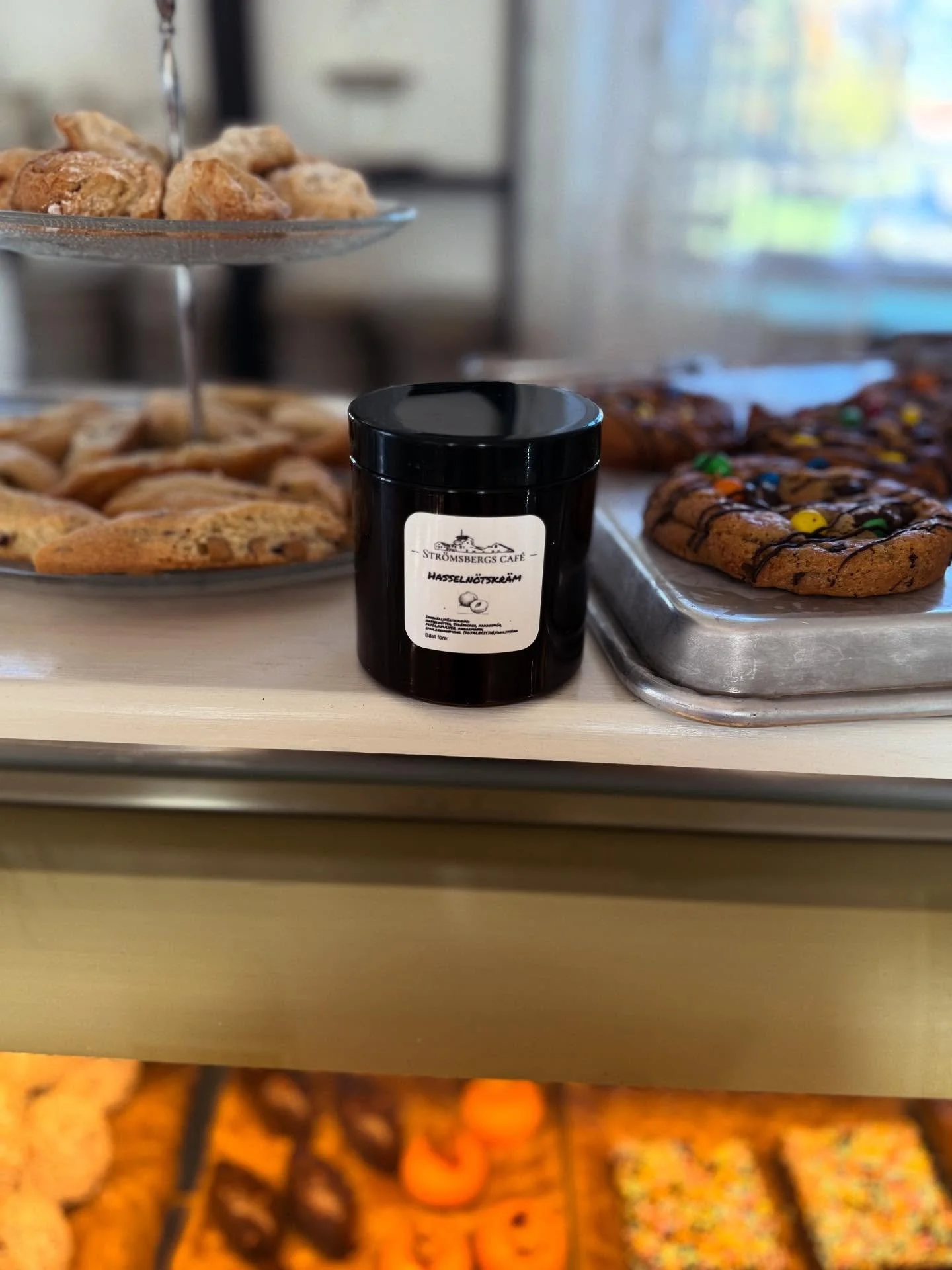 Efter m&aring;nga fr&aring;gor s&aring; har vi nu fixat v&aring;ran egna hasseln&ouml;tskr&auml;m. 🌰 
Kom f&ouml;rbi och k&ouml;p med en burk 😍