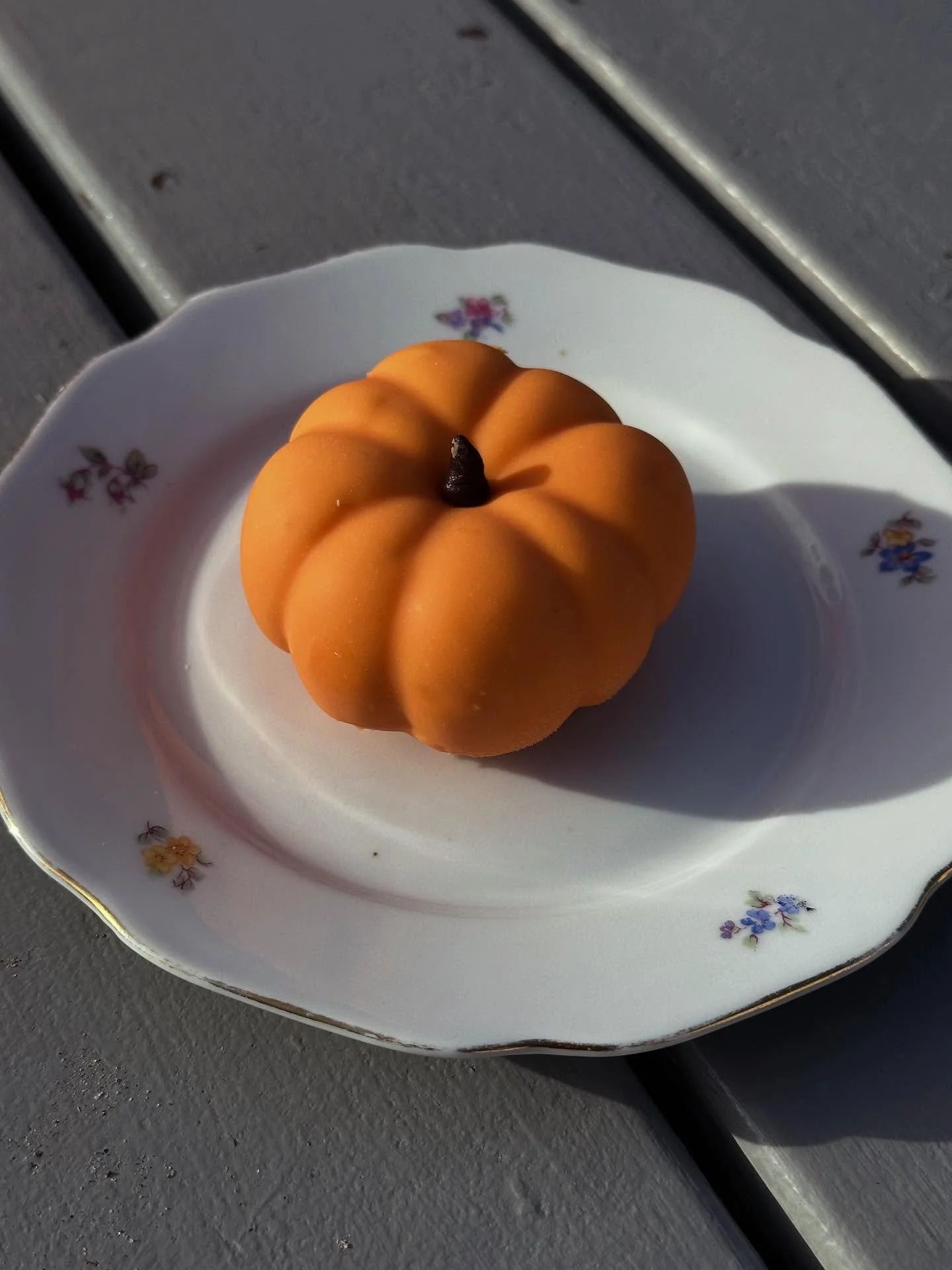 Nyhet! 🎃 
Imorgon hittar ni denna nyhet. Det kommer flera nyheter till veckan s&aring; h&aring;ll utkik 😍 

Inneh&aring;ller: Pumpkin spice ganache, pumpapralin&eacute; och kanel/kardemummabotten 
En riktig h&ouml;stbakelse 🤤