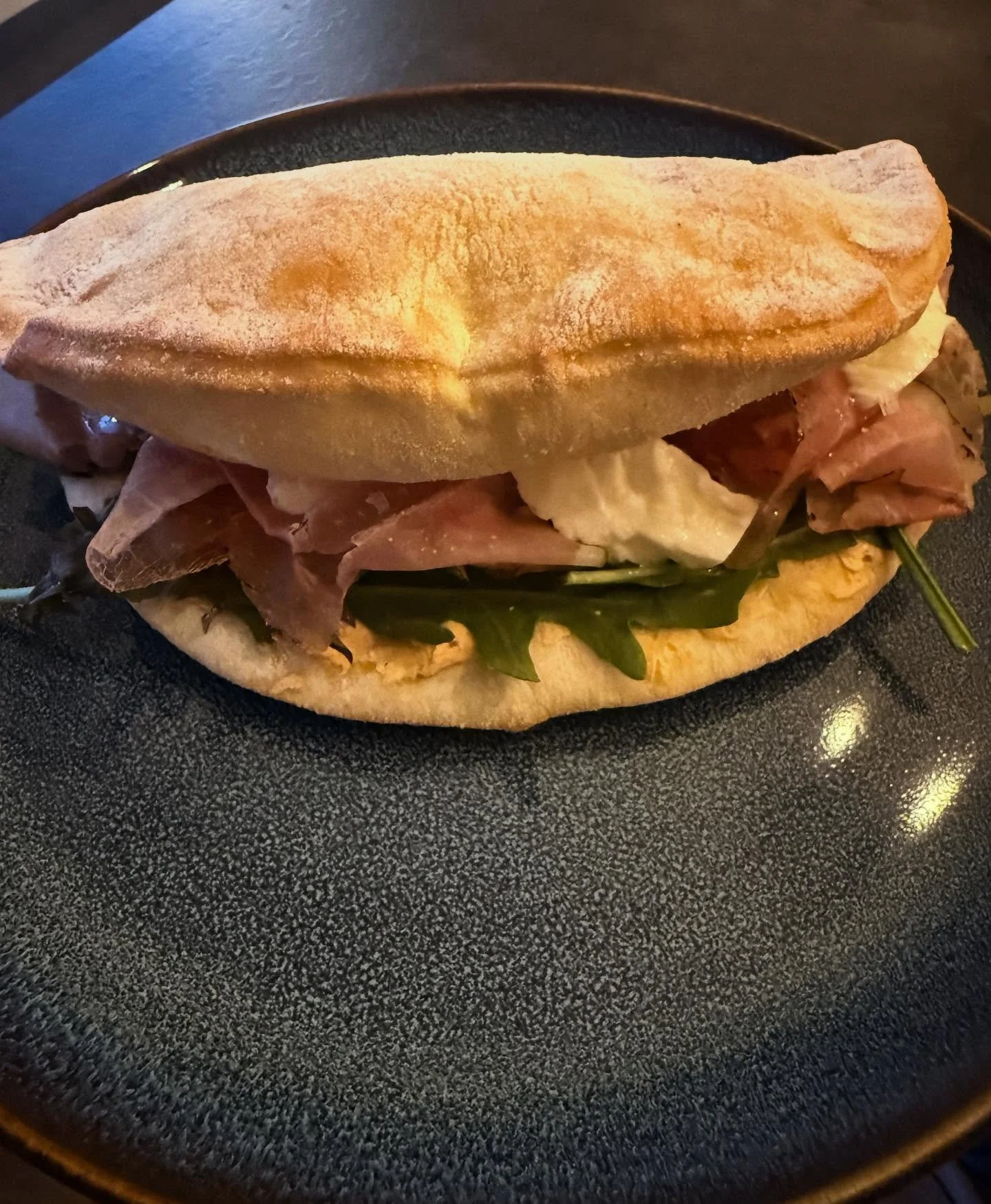 H&auml;r kommer en nyhet i matv&auml;g. En supergod grillad macka fylld med ruccola, tomat, tryffelprosciutto och mozzarella. Finns &auml;ven vegetarisk utan prosciutto. 😍