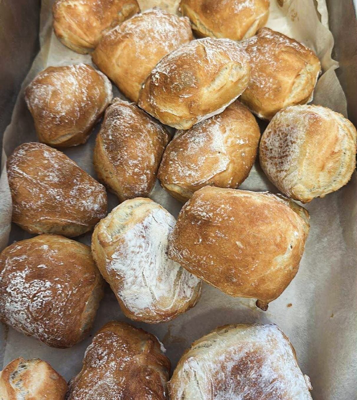 Viste ni att vi bakar frallor varje dag? 😍 
Trevlig l&ouml;rdag s&aring; ses vi p&aring; Str&ouml;msbergs caf&eacute; idag mellan 11-16 🥰