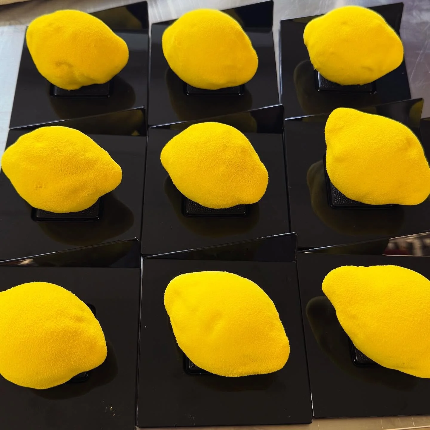 Idag har Emma gjort lite citroner som kommer att finnas i helgen. (I begr&auml;nsad antal) 
De &auml;r Emmas f&ouml;rsta g&aring;ng hon helt sj&auml;lv g&ouml;r dom s&aring; formen kanske inte &auml;r topp men de &auml;r iallafall samma smak 😍 🍋