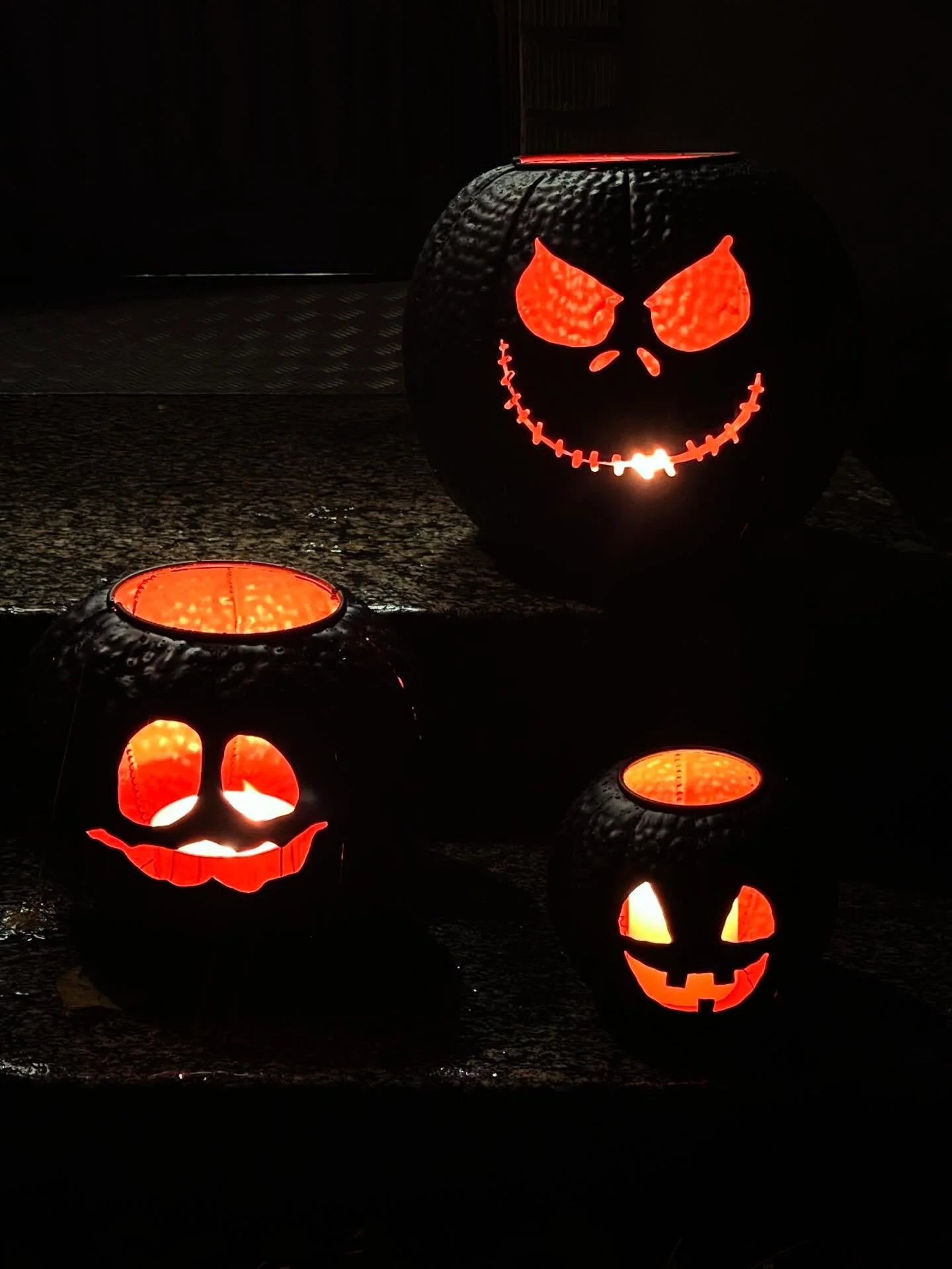 Imorgon 11-16 har vi ett litet halloween event. Ni kommer kunna h&auml;mta en pumpa ute och k&ouml;pa den hos oss, ni kommer kunna k&ouml;pa bakelser, en varm pumpa soppa kommer finnas p&aring; menyn och godis till barnen 🥰 
Vi kommer &auml;ven bygg