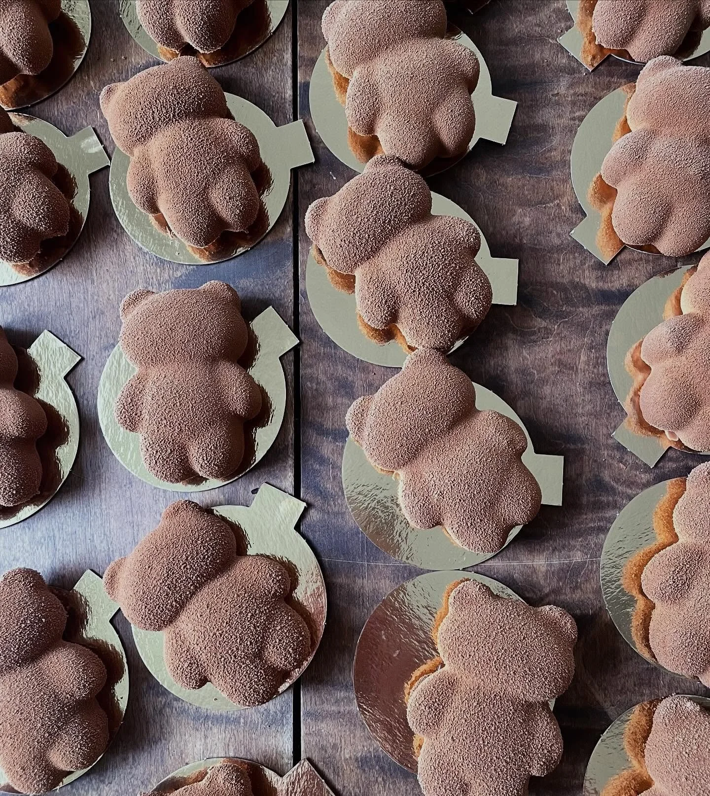 Fr&aring;n och med imorgon s&aring; har vi &auml;ndrat smaken p&aring; dessa s&ouml;ta bj&ouml;rnar. 
De kommer nu att inneh&aring;lla en passionsfruktskola ist&auml;llet f&ouml;r en banankola 👌🏻