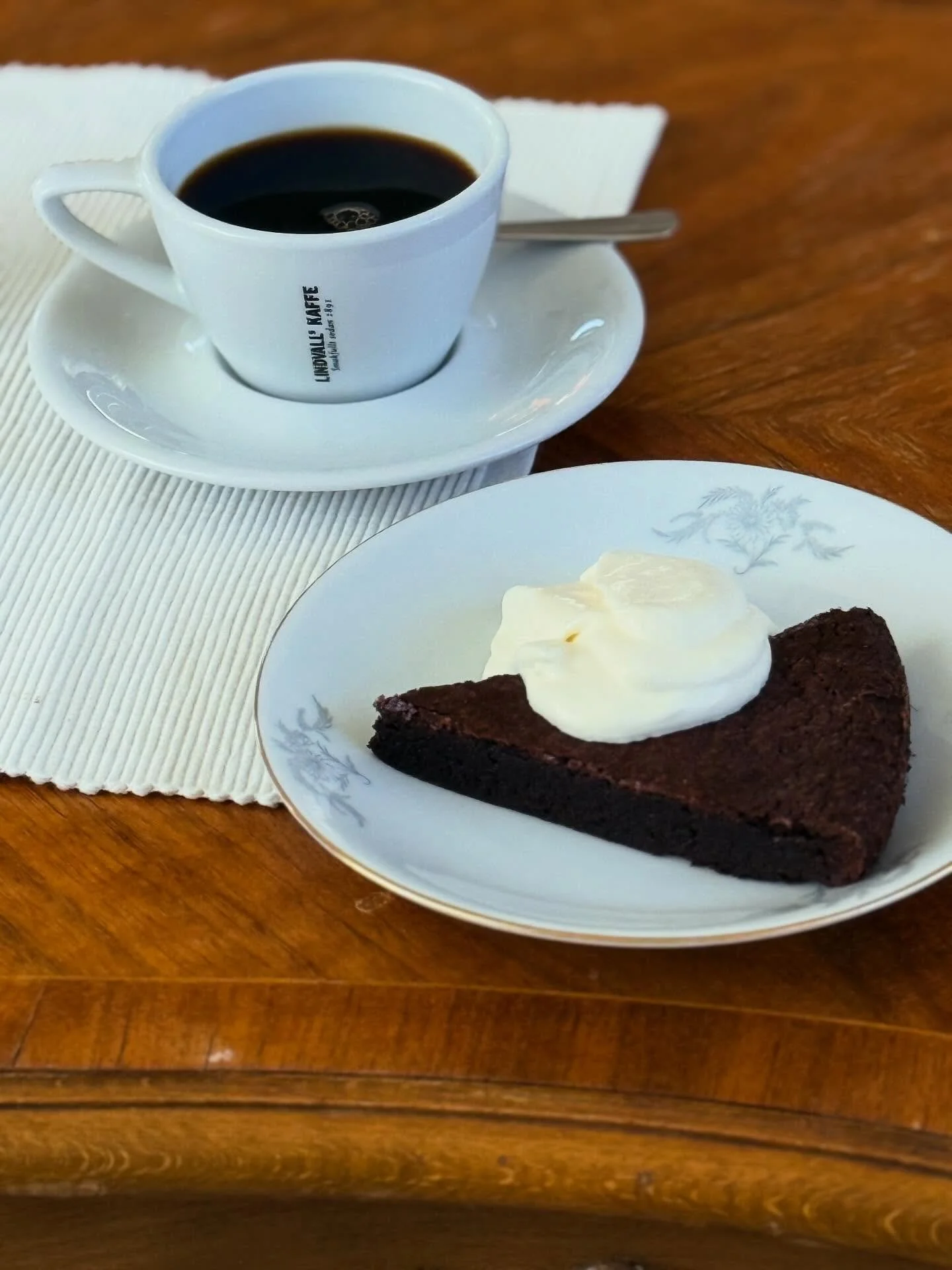 Kladdkakans dag idag! 😍 kom in och testa v&aring;ran klassiska kladdkaka med gr&auml;dde eller prova v&aring;ran brownie kladdkaka med jordn&ouml;tspralin&eacute; och r&ouml;dvinb&auml;rsgel&eacute; 🤤